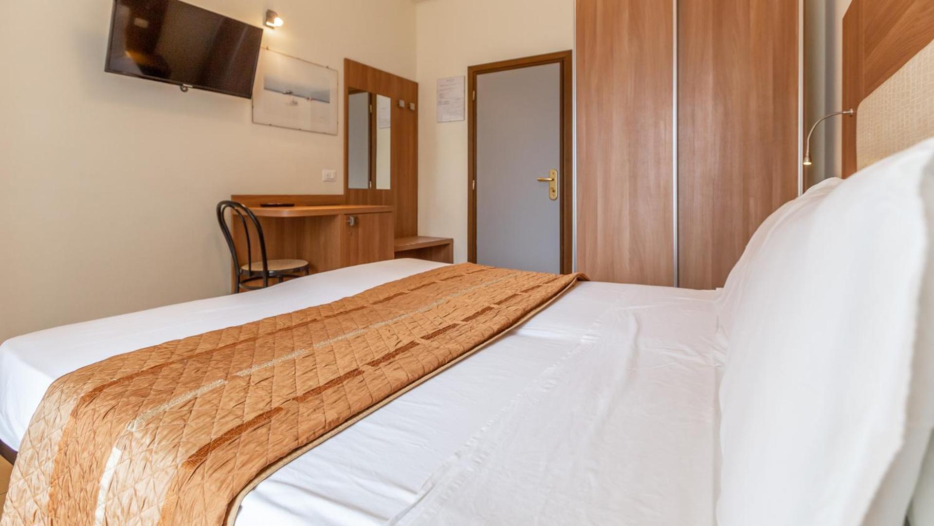 Double or Twin Room - Photo 5