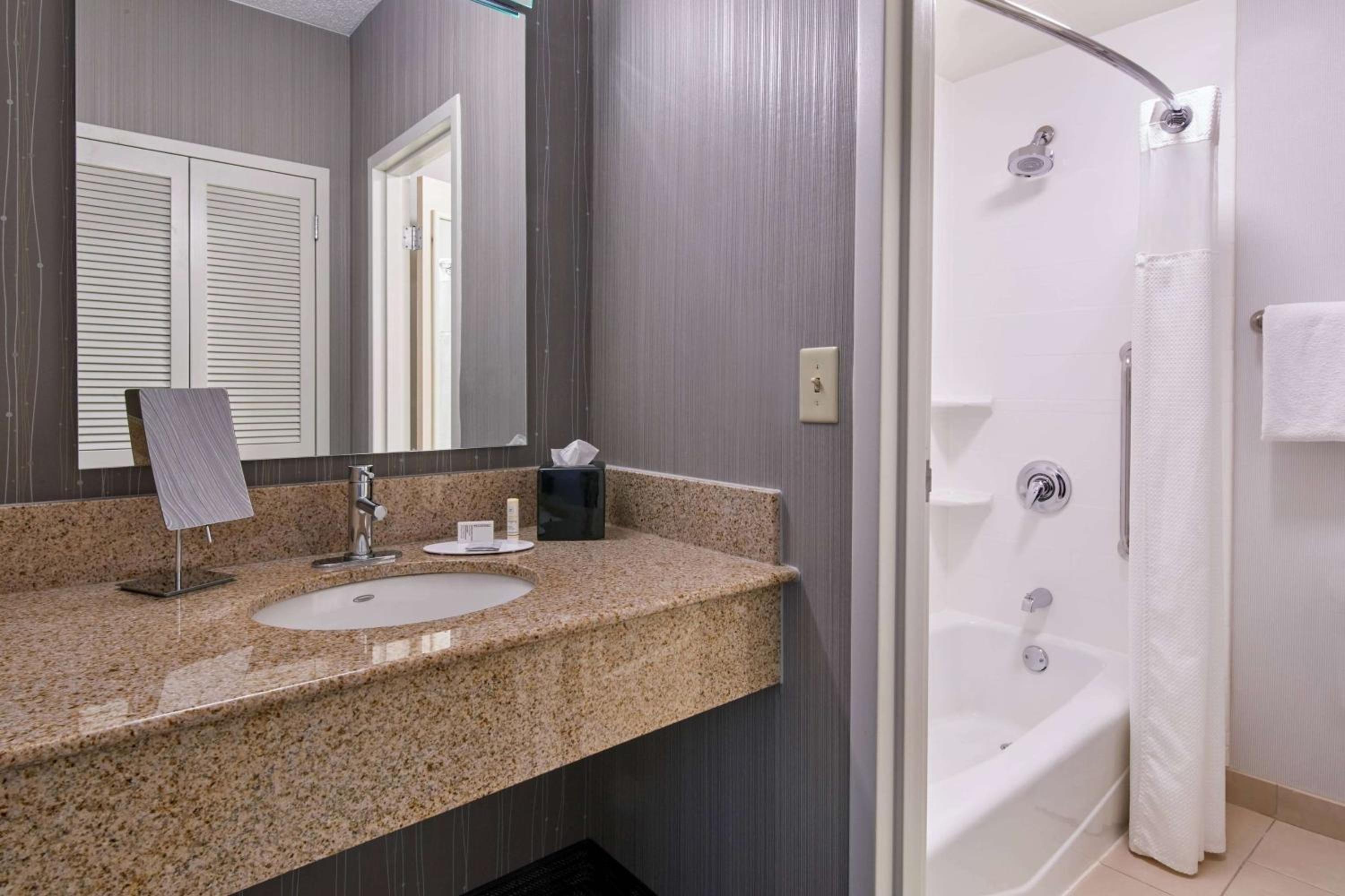 Mobility Accessible Guestroom Two Queens Tub - Photo 3