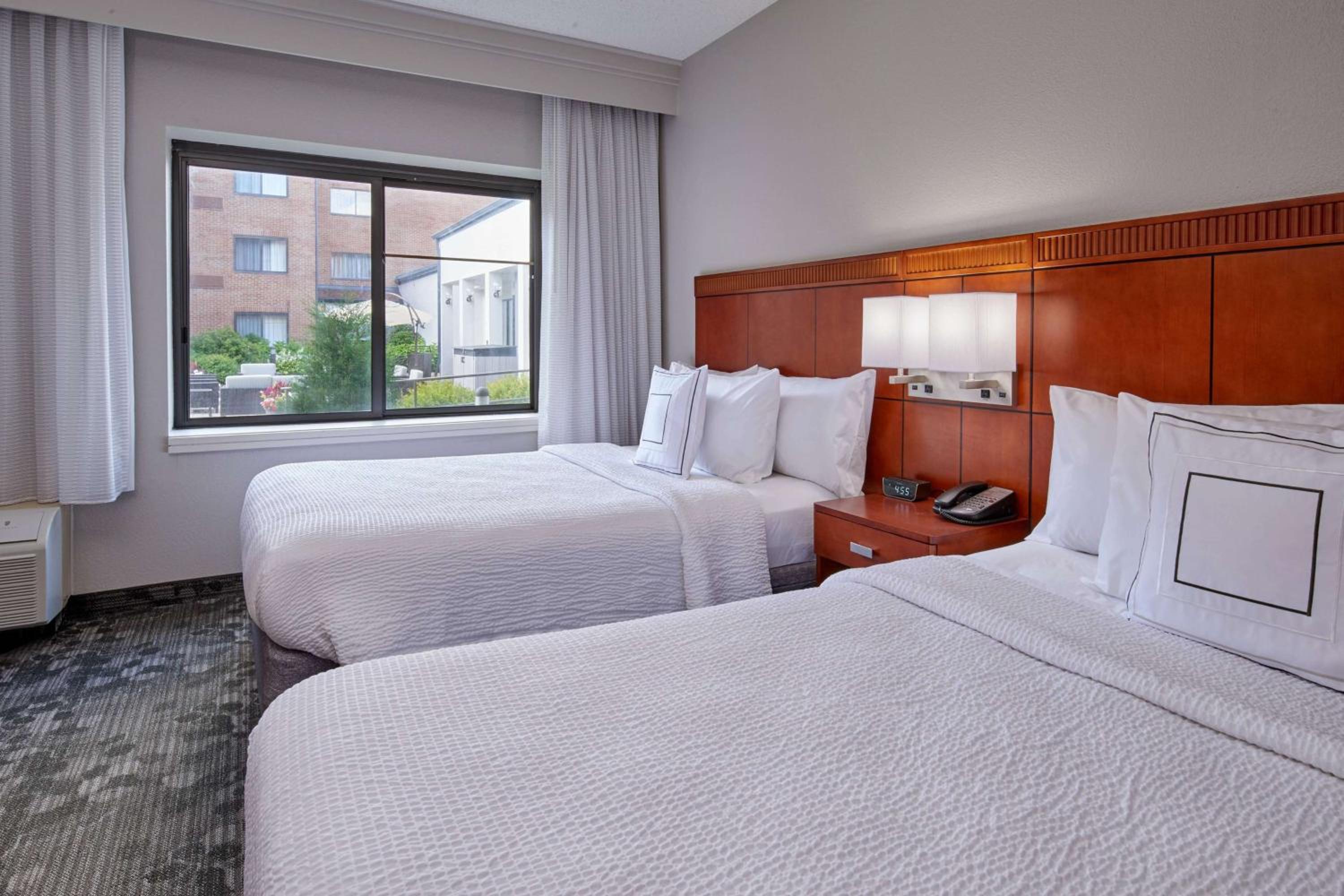 Mobility Accessible Guestroom Two Queens Tub - Photo 1