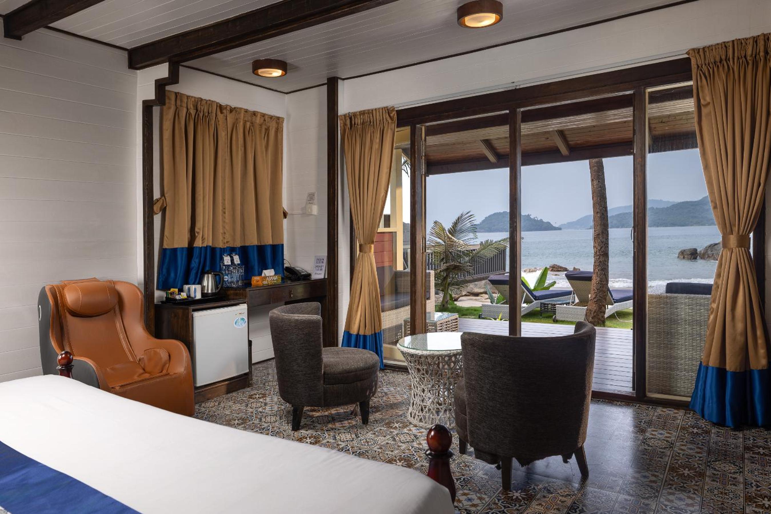 Luxury Sea View Room with Indoor Jacuzzi (Affection)  photo 1