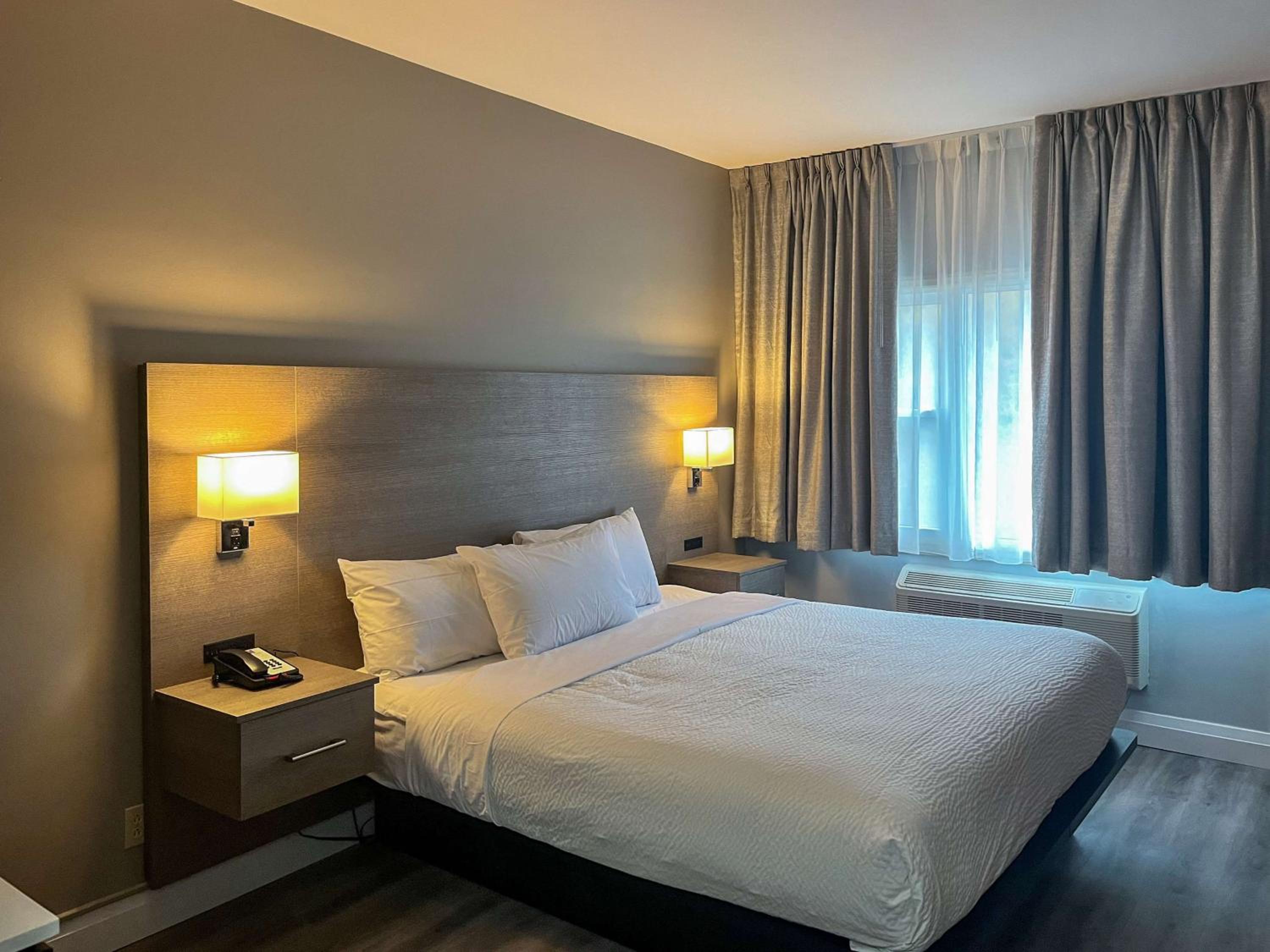 Deluxe King Room - Non-Smoking