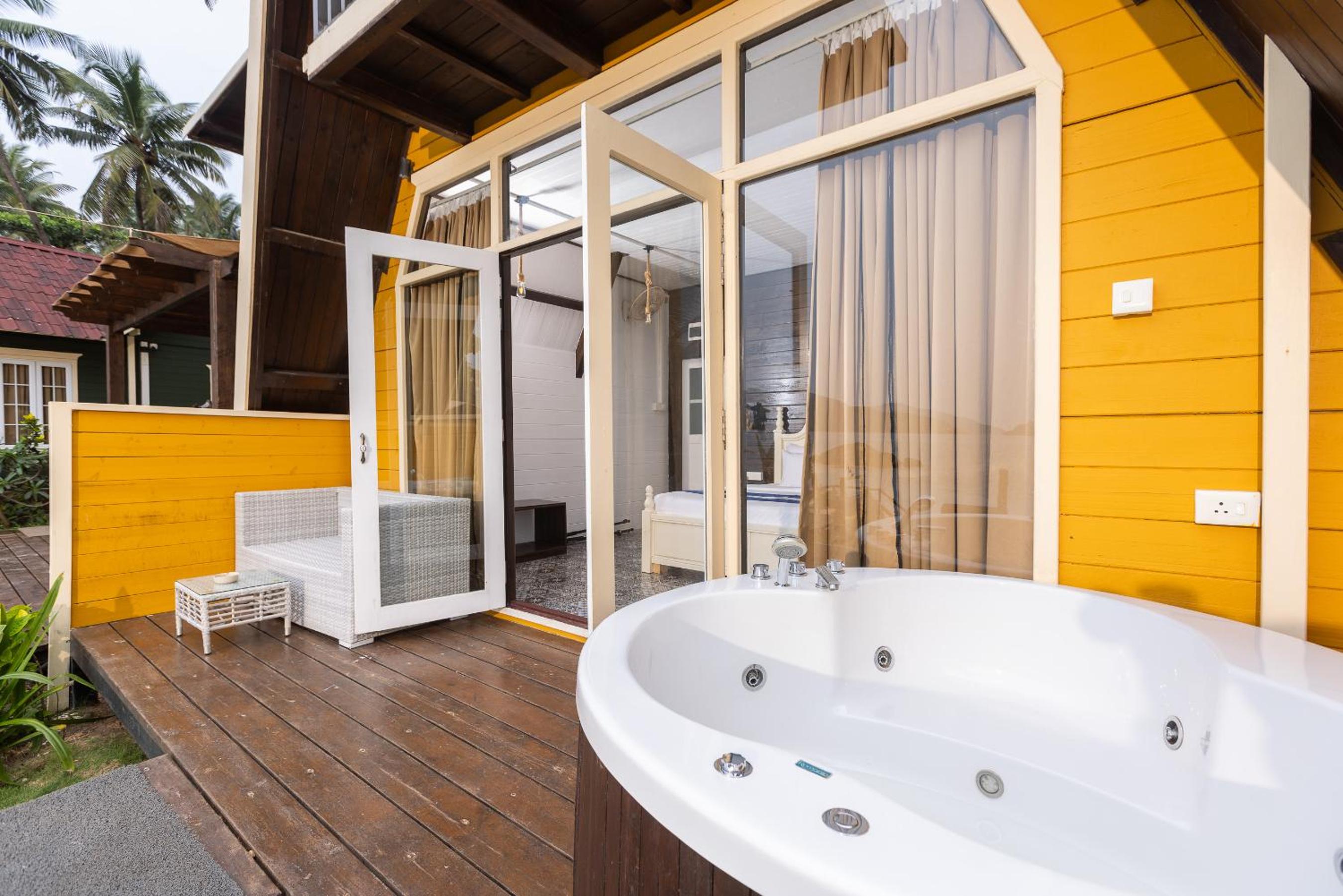 Luxury sea view room with outdoor Jacuzzi (Happiness) 30 Mins Kayaking Complimentary, 15% Discount on Food, 1+1 on Beverages