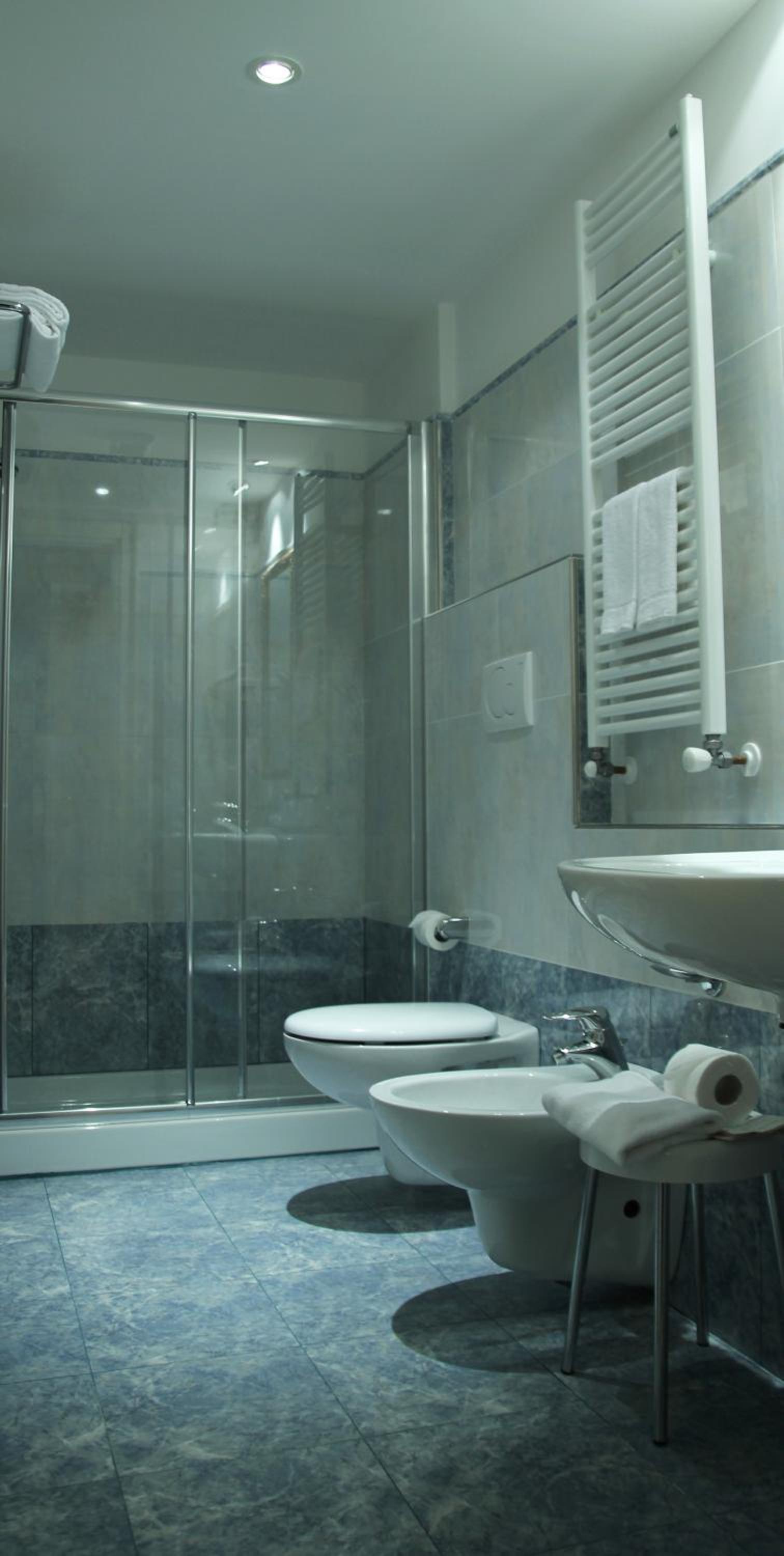 Standard Double Or Twin Room thumbnail 5