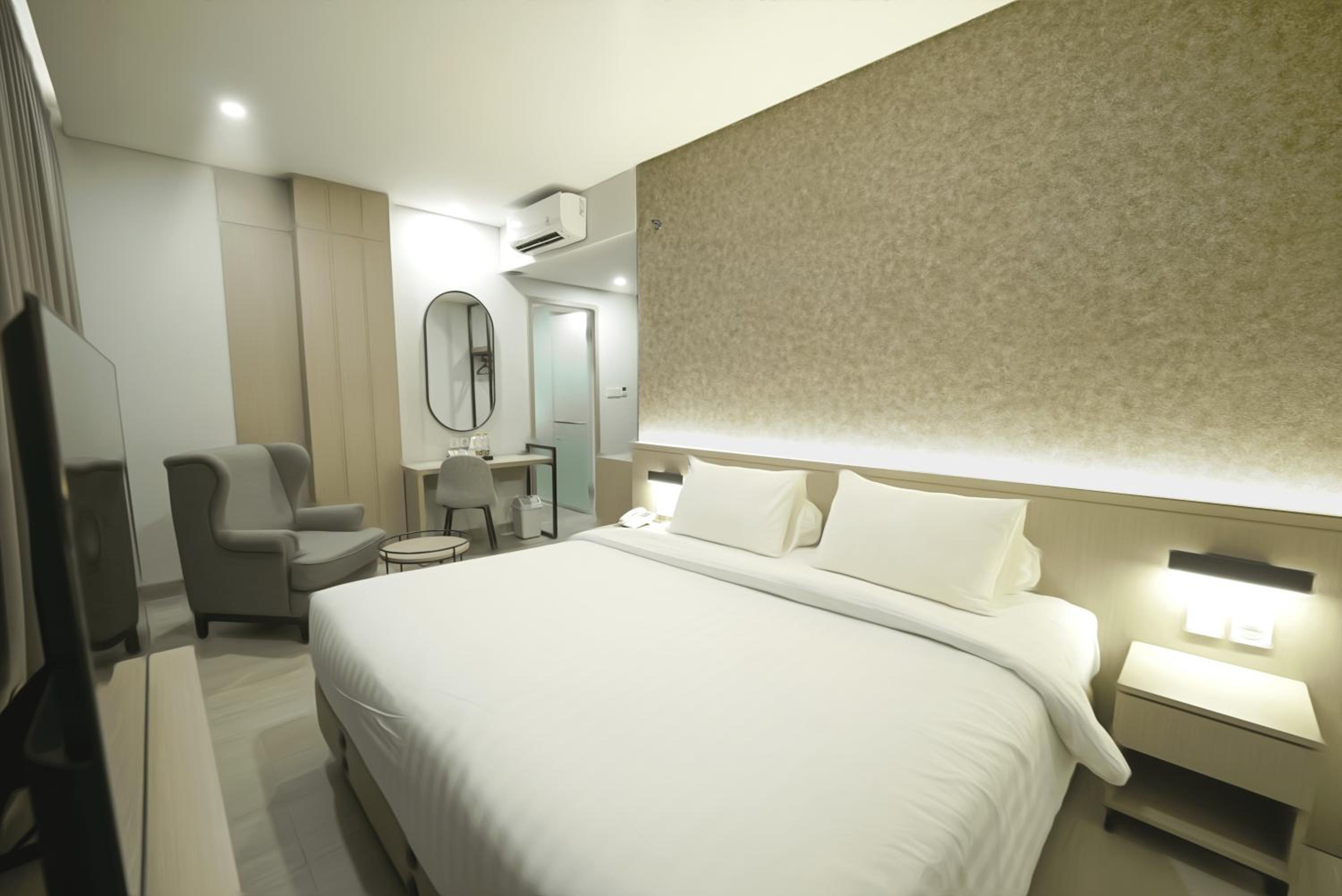 Suite - Photo 1