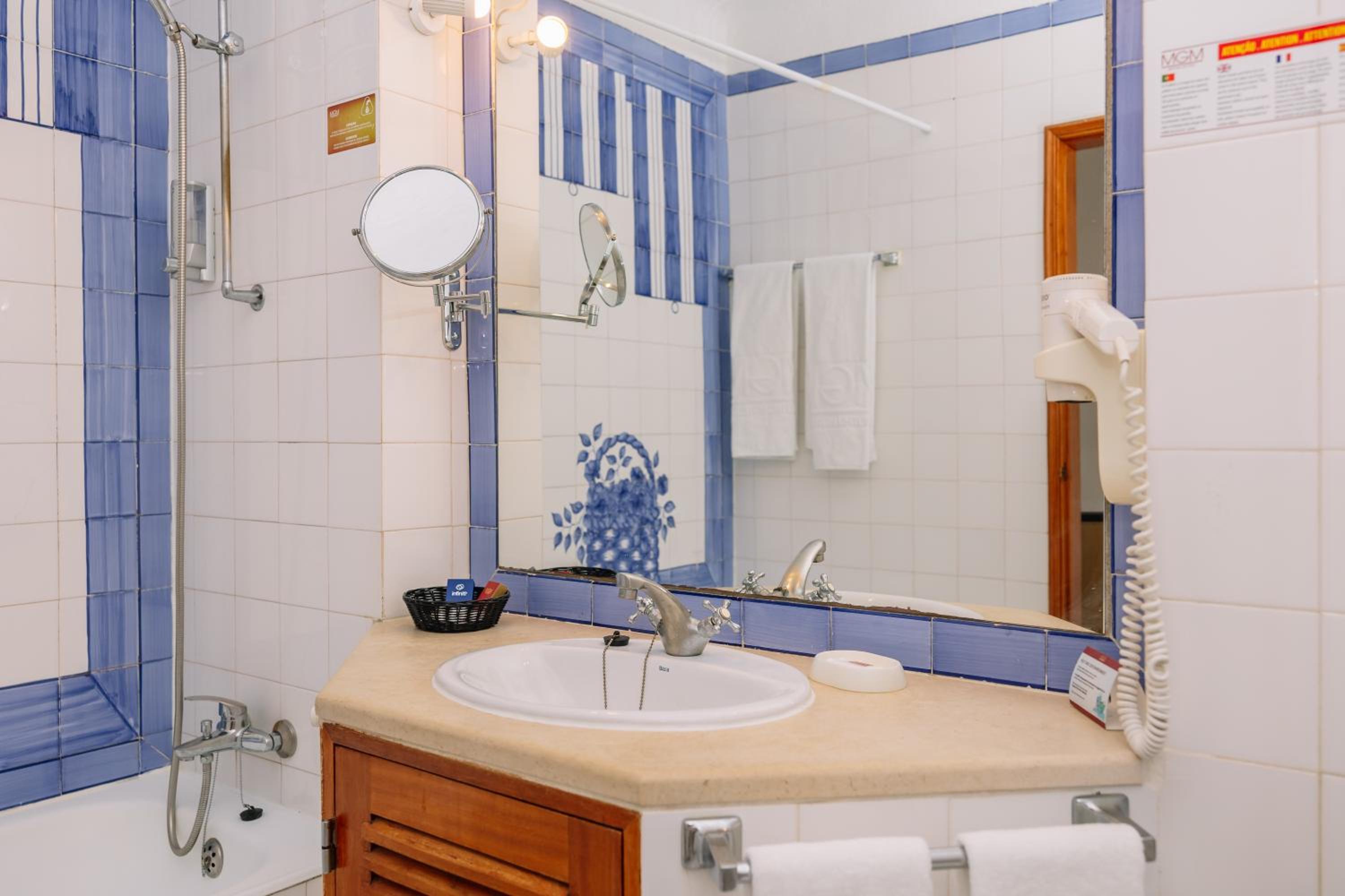 Deluxe Hotel Room — the supplier's photographs — photo 2
