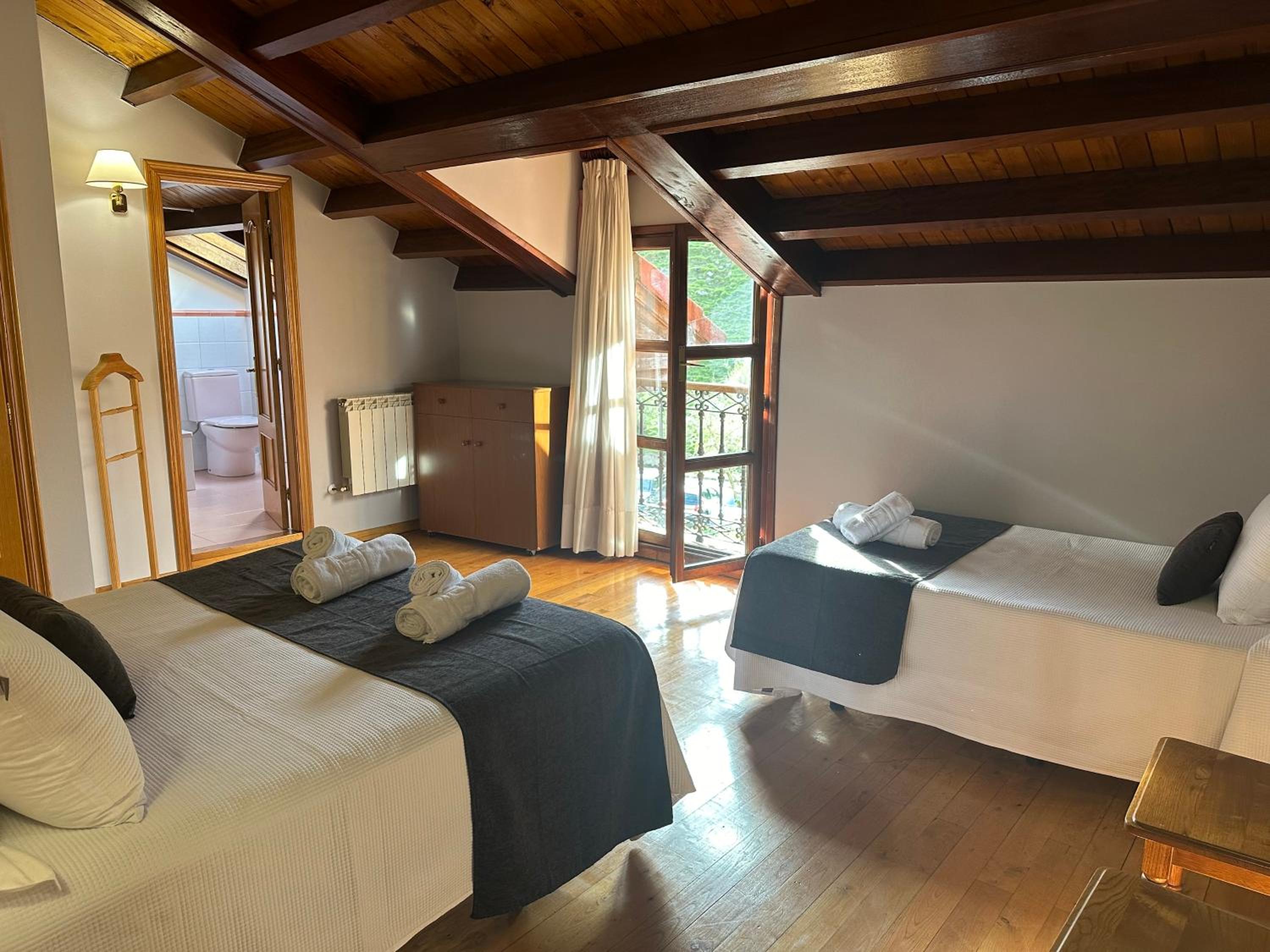 Habitación Triple con Vista al Jardín