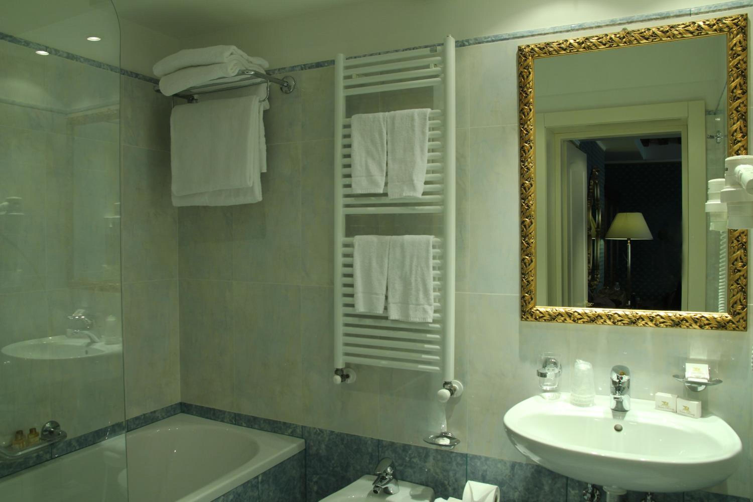 Standard Double Or Twin Room thumbnail 6
