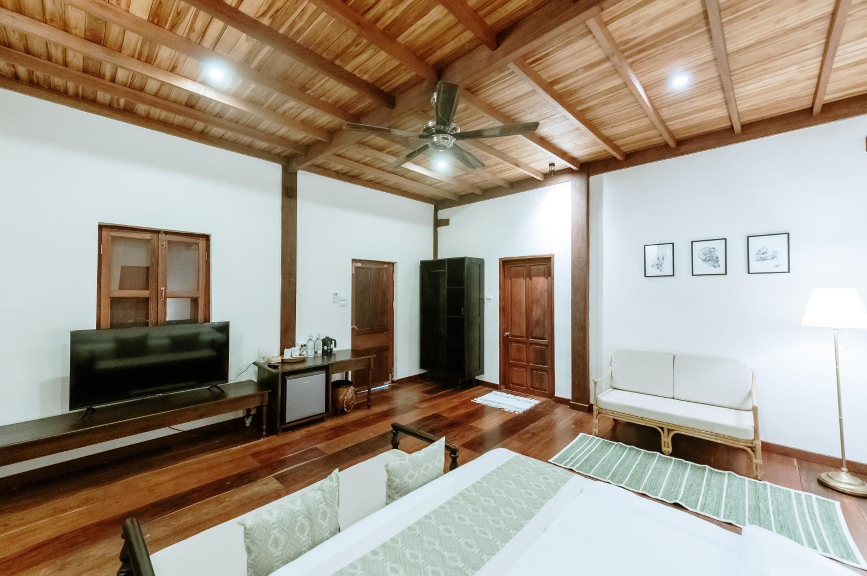 Deluxe Room - Photo 9