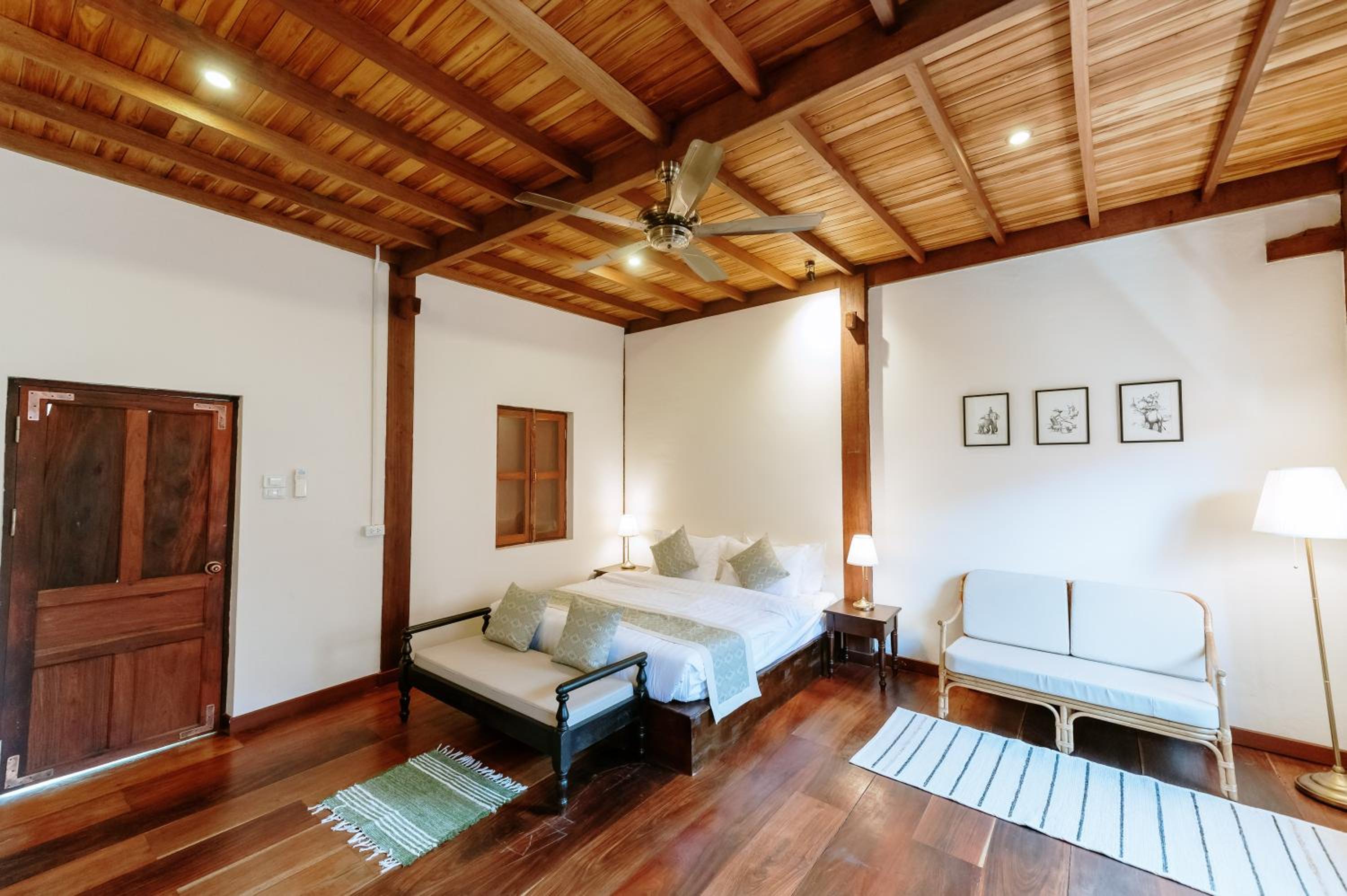 Deluxe Room - Photo 10