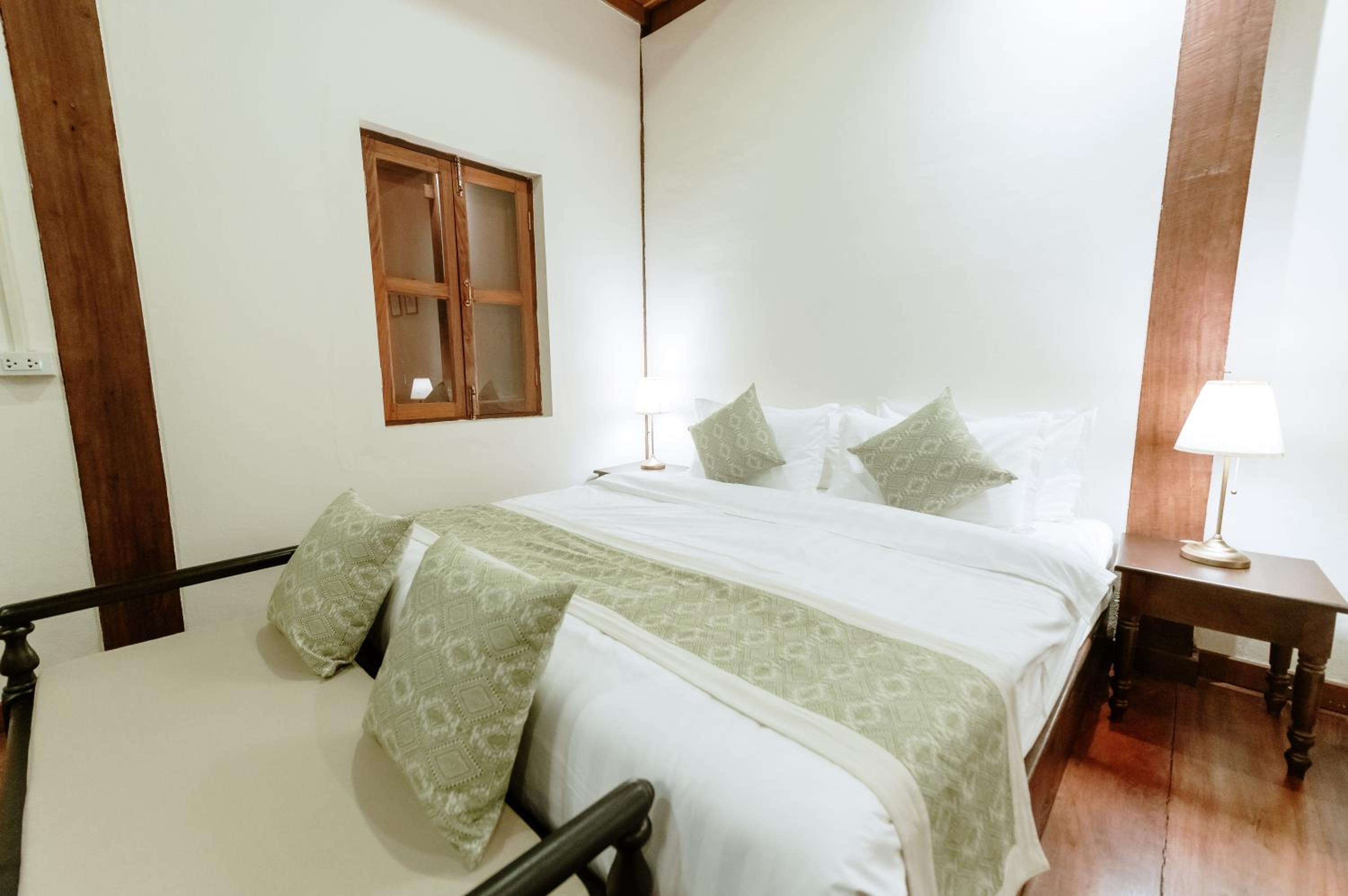 Deluxe Room - Photo 15