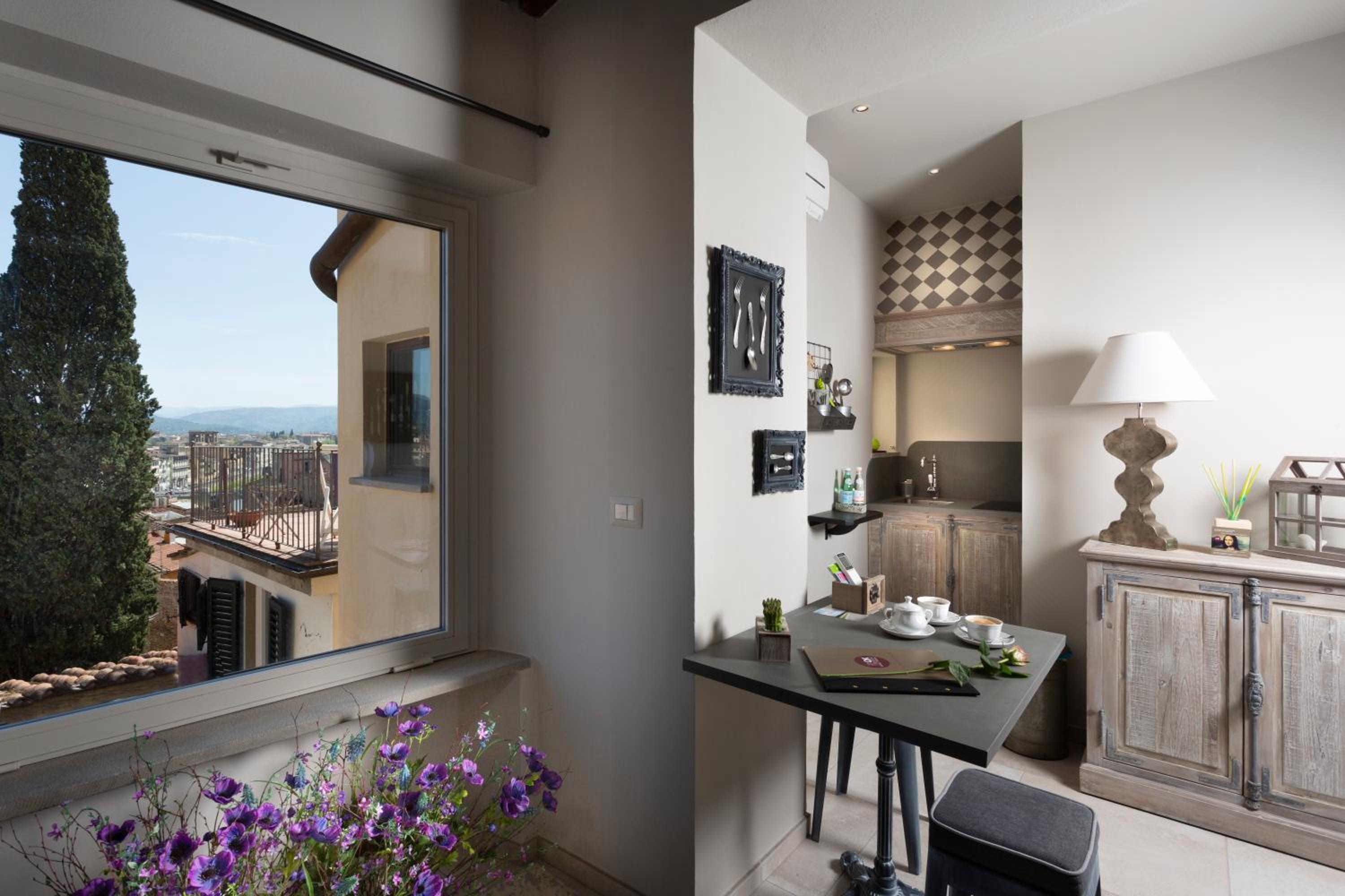 Deluxe One-Bedroom Apartment with View  photo 2
