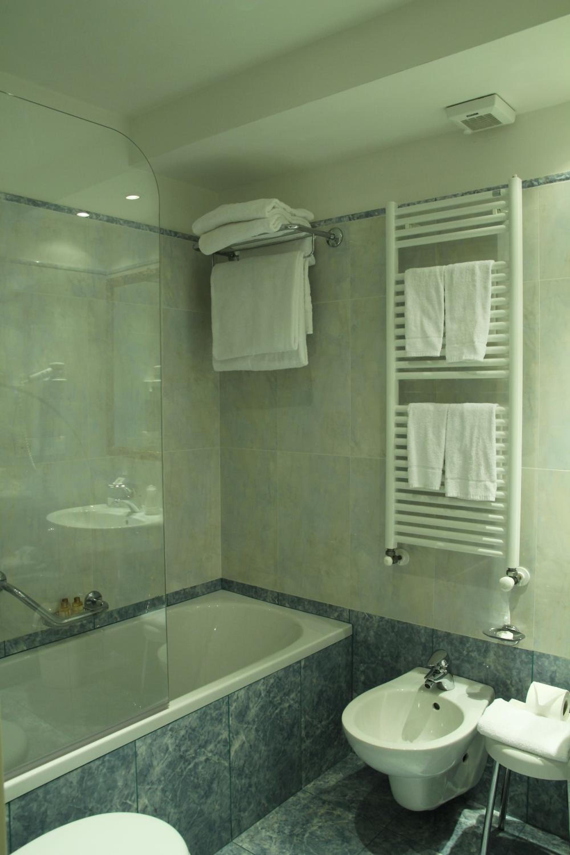 Triple Room thumbnail 5