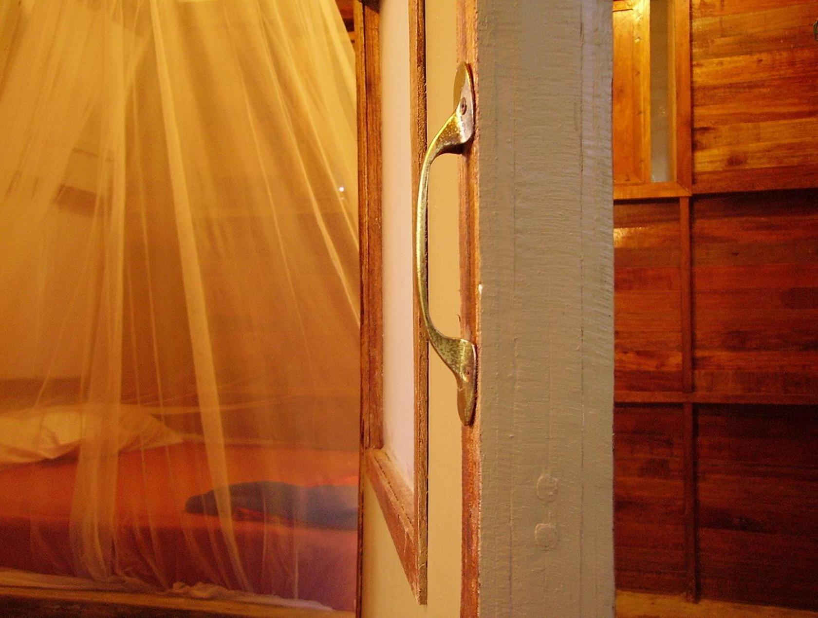 Baboon Hut with Shared Bathroom