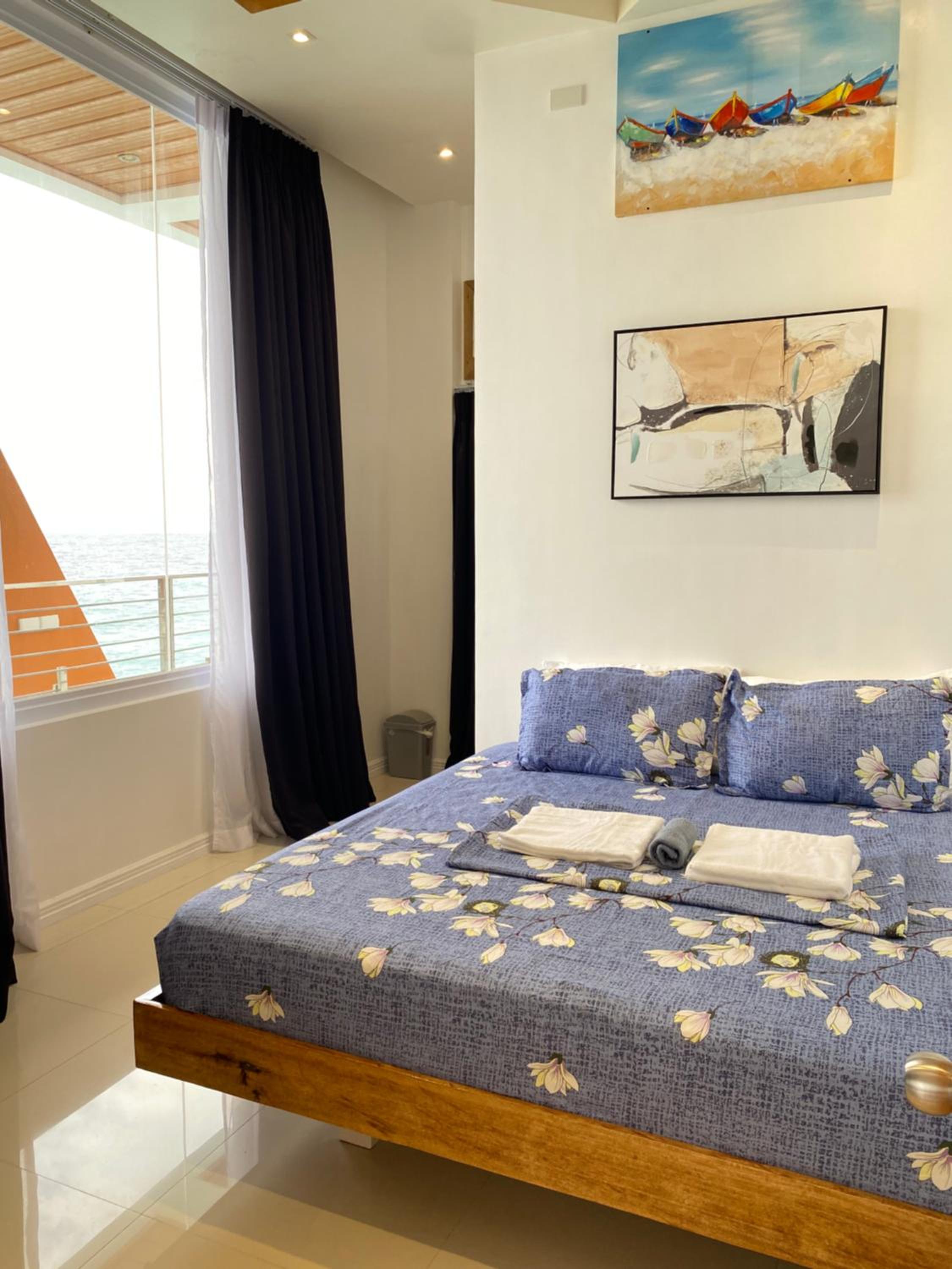 Deluxe King Suite - Photo 2