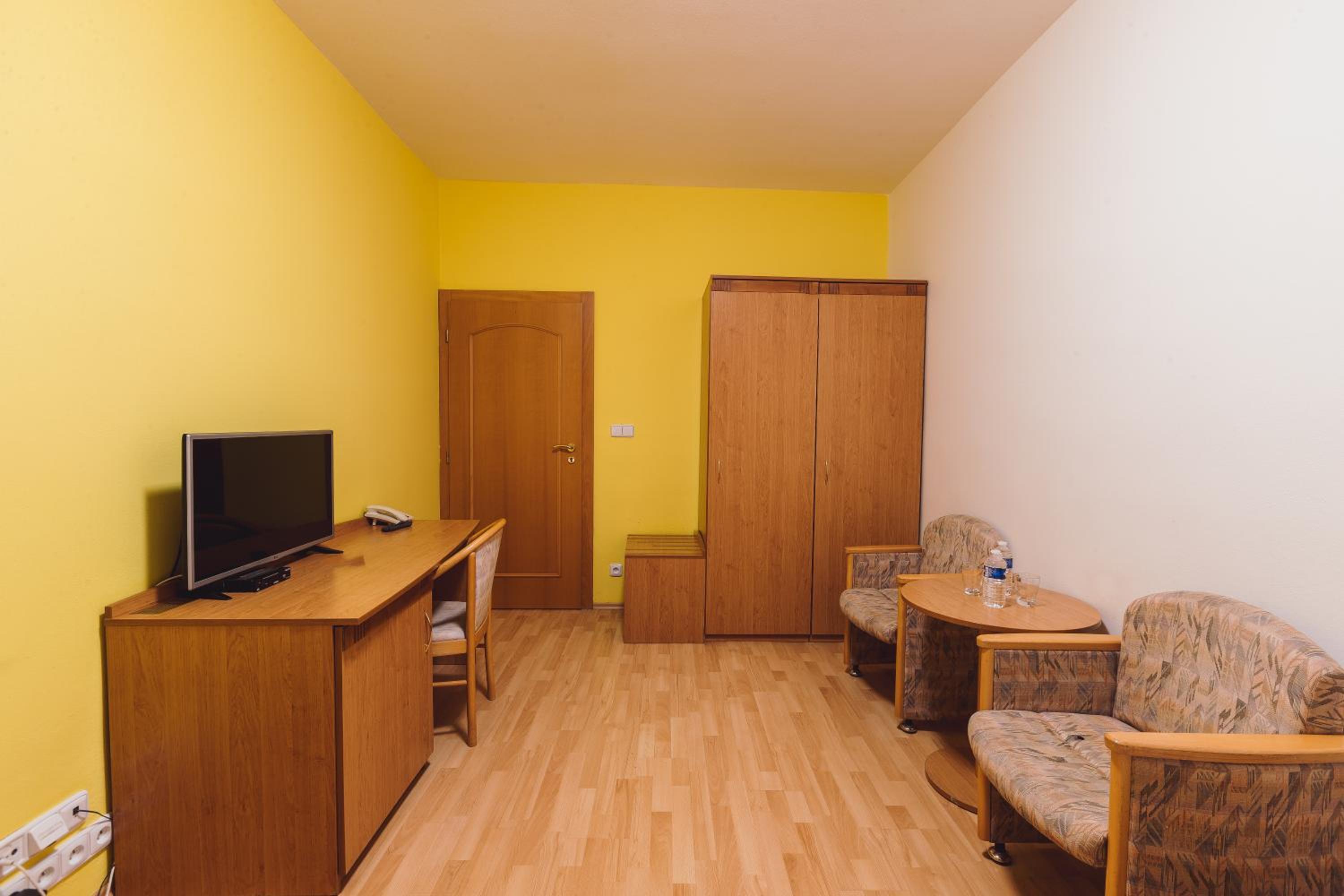 Twin Room - Photo 2