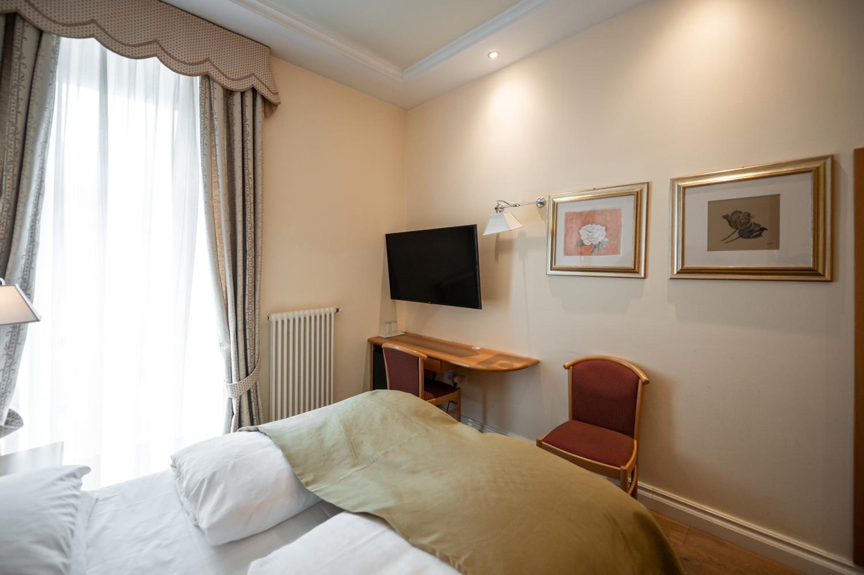 Standard Double or Twin Room - Photo 12