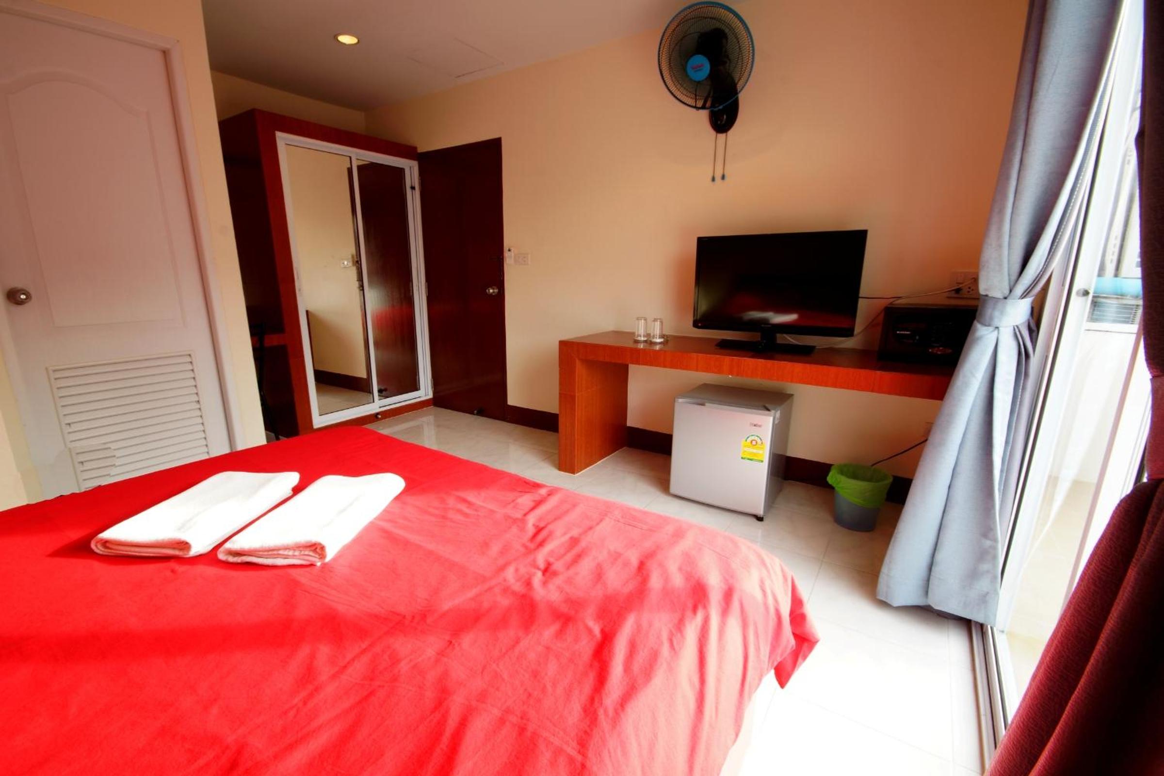 Standard Room Front - Photo 1