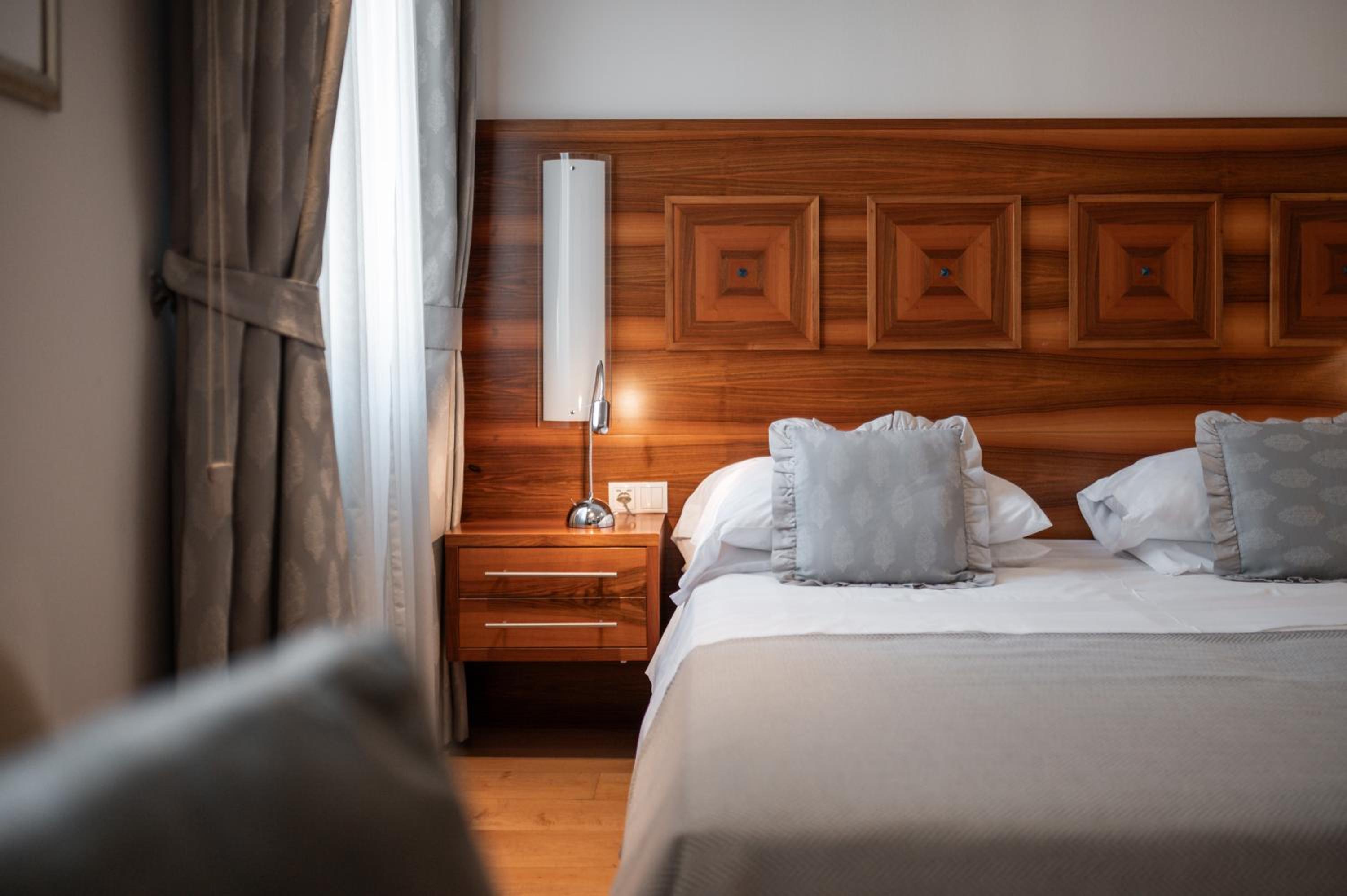 Superior Double or Twin Room - Photo 15