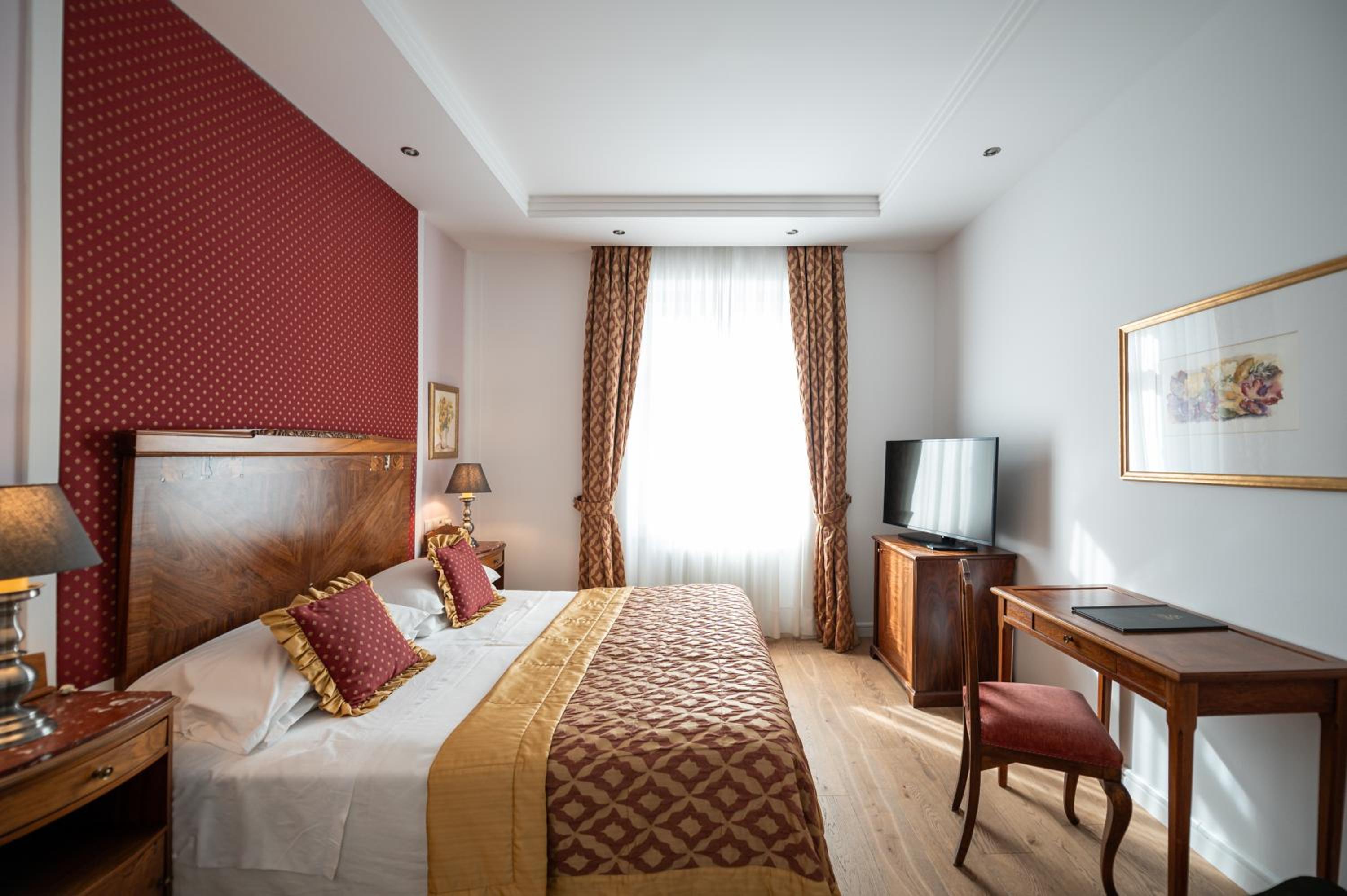 Standard Double or Twin Room - Photo 11