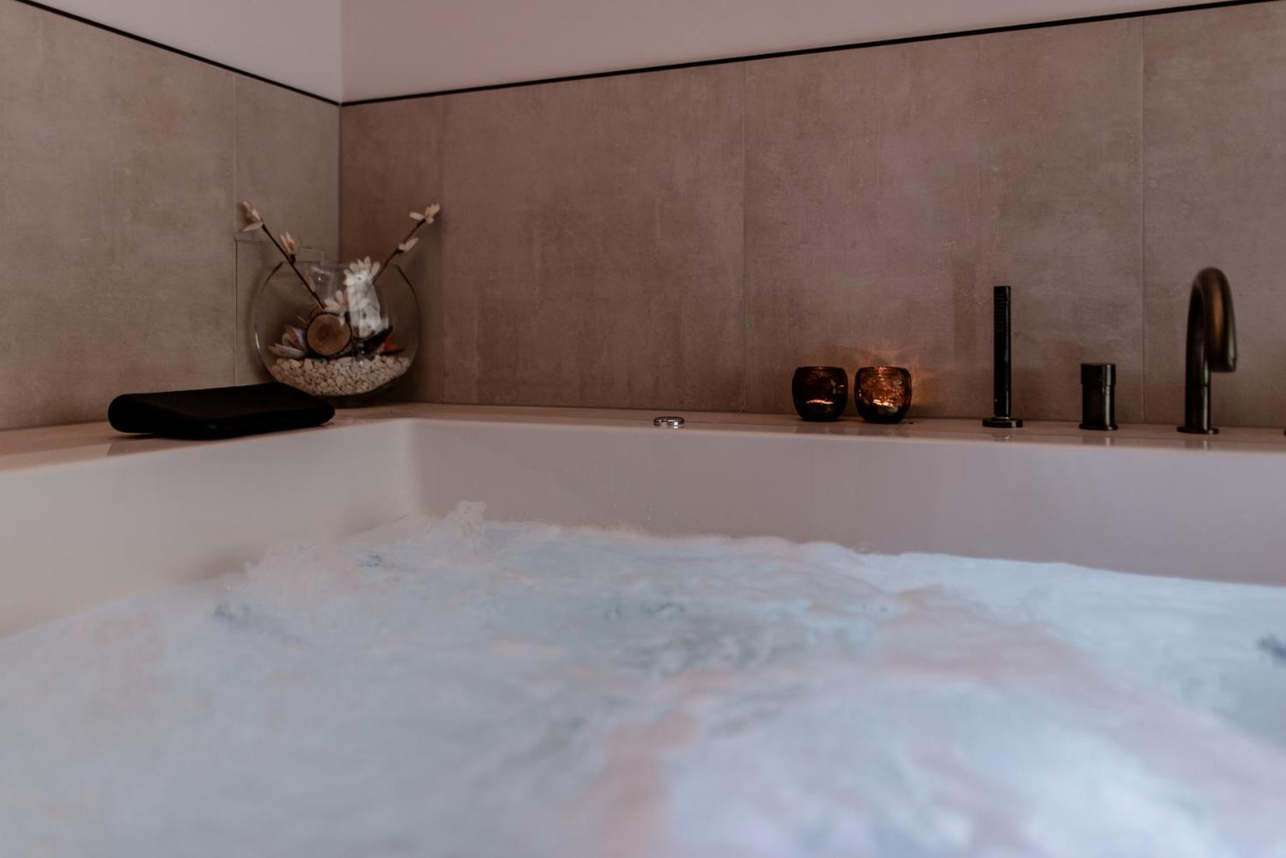 Suite with Spa Bath - Photo 2