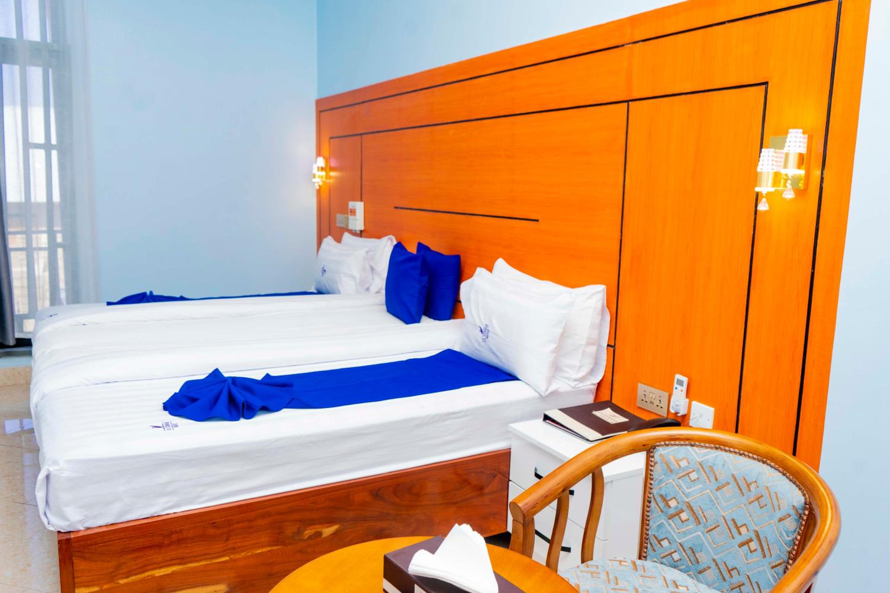 Deluxe Twin Room - Photo 8