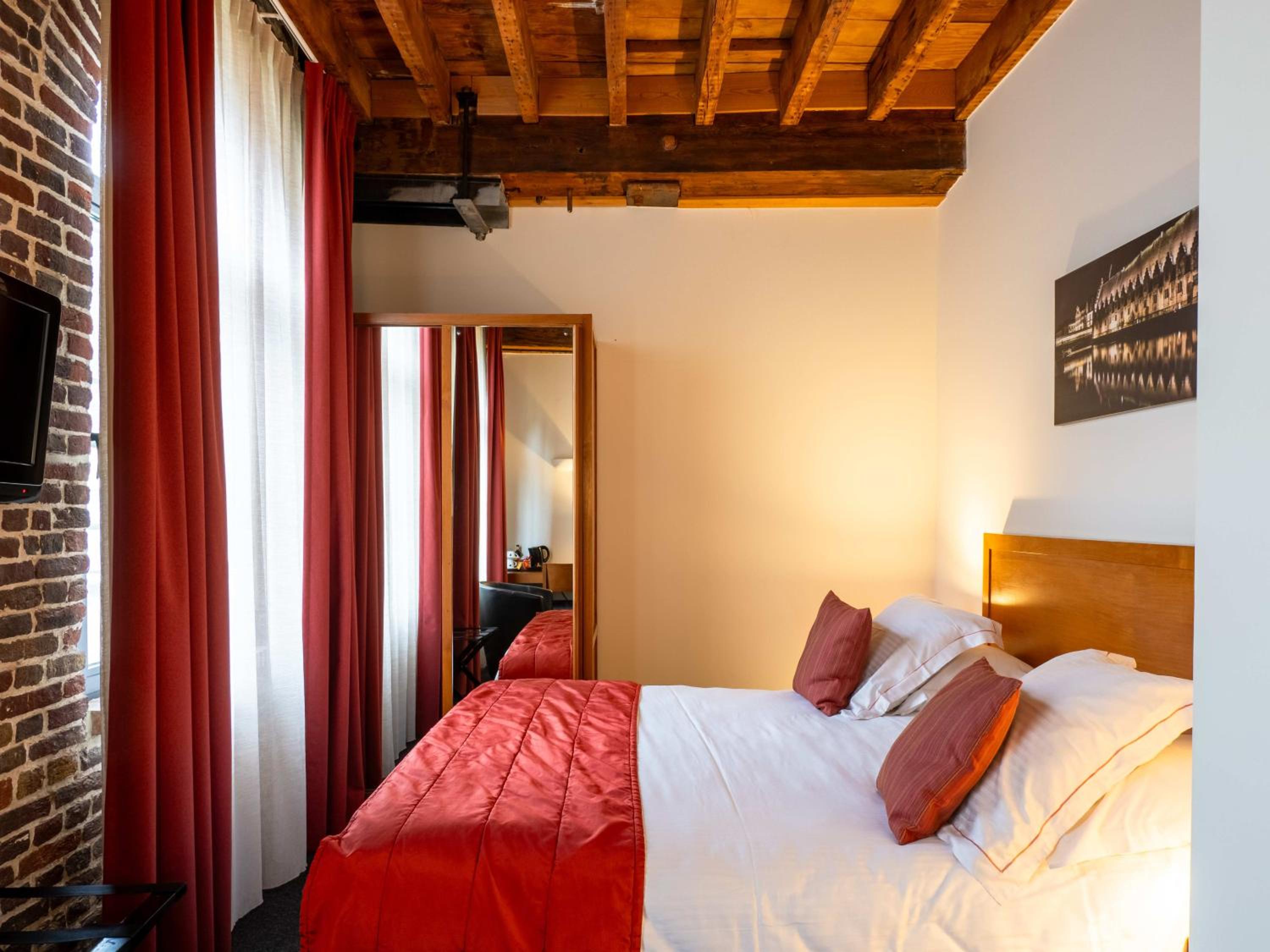 Standard Double or Twin Room - Photo 8