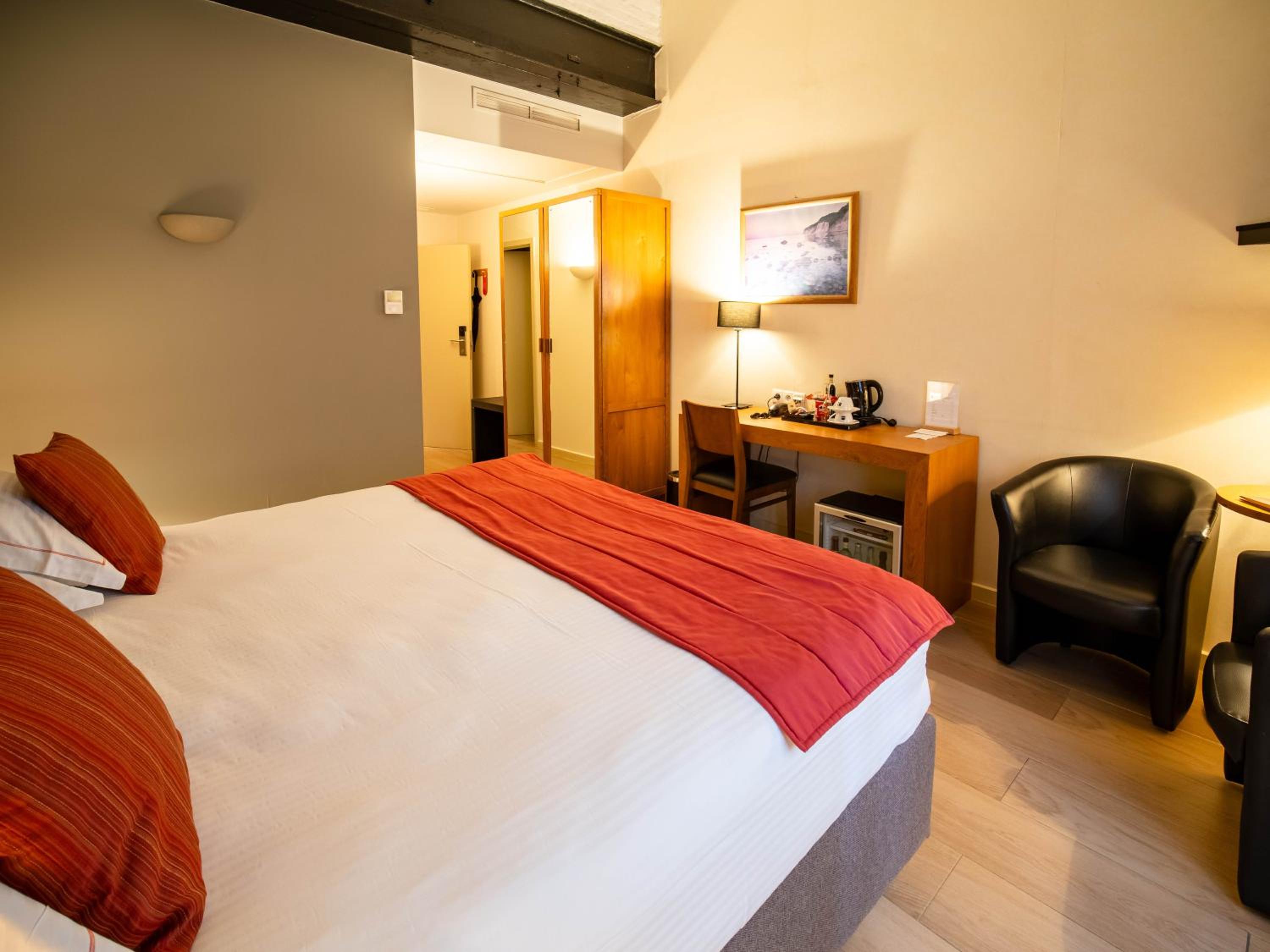 Standard Double or Twin Room - Photo 6
