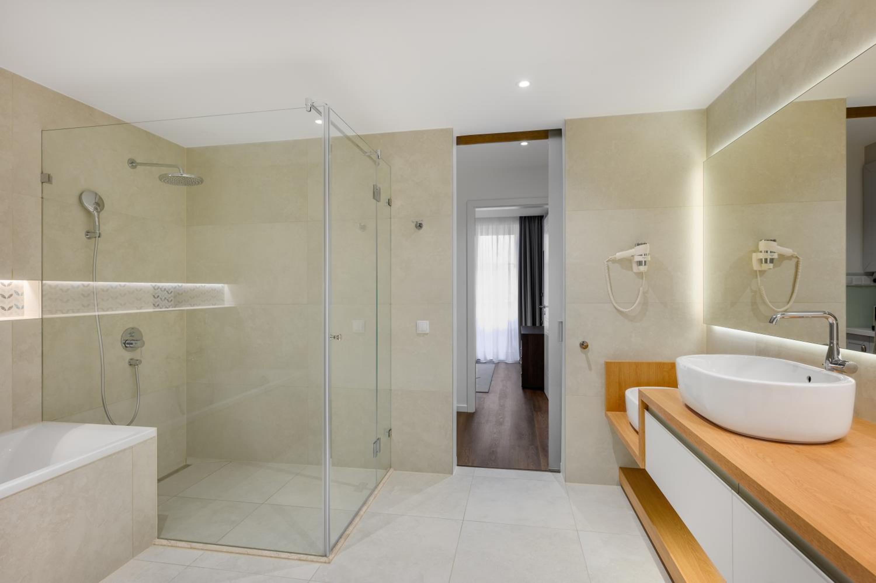 Deluxe Junior King Suite - Photo 9