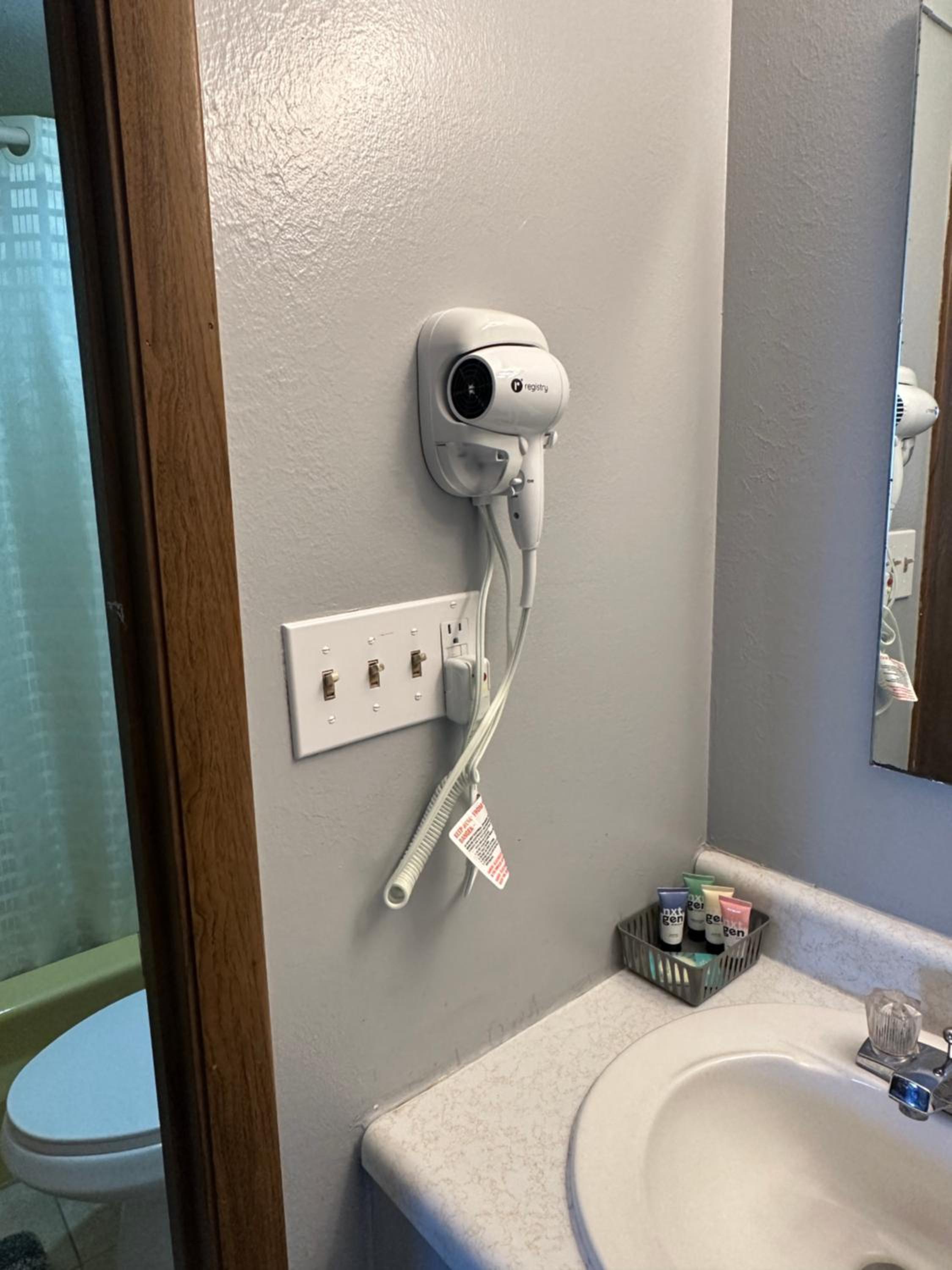 Single Room with Bath photo 3
