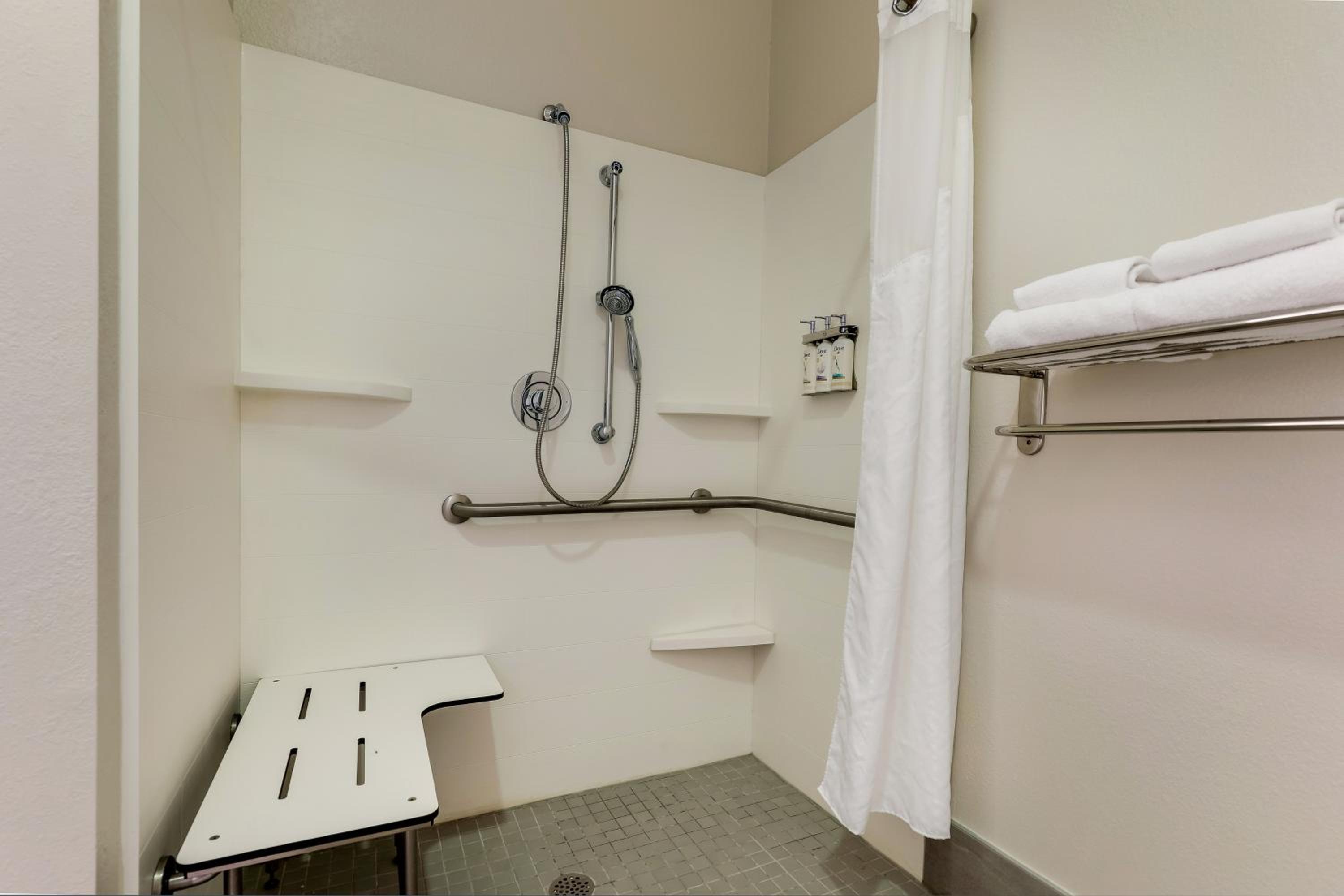 Standard King Room with Roll-In Shower - Communications Access - Photo 6