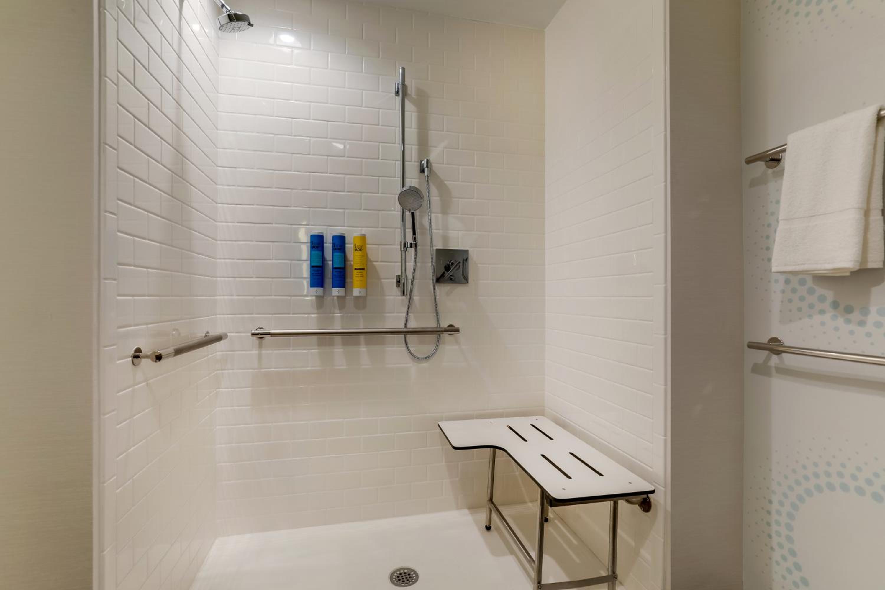 Queen Room with Two Queen Beds and Roll-In Shower - Mobility and Hearing Access - Photo 3