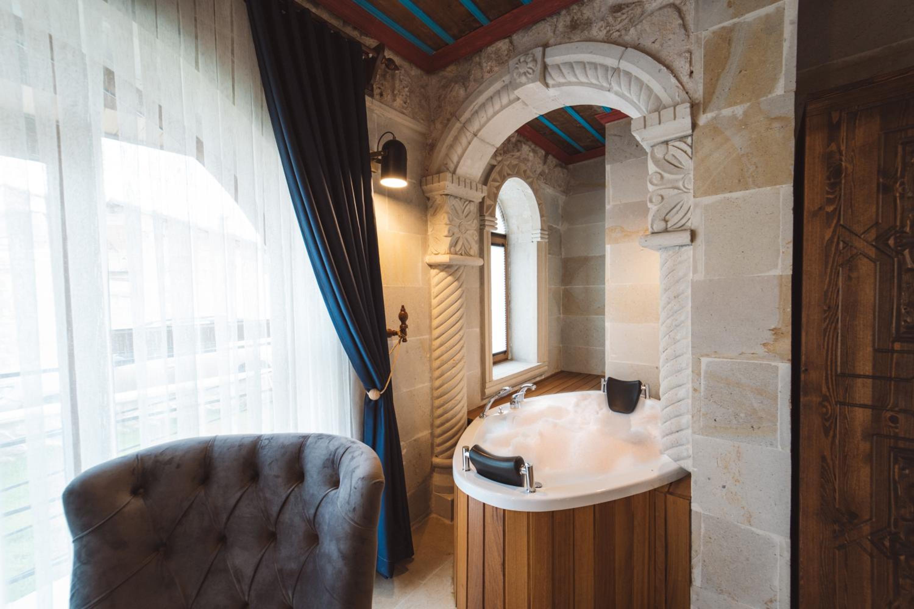 Deluxe Suite - Photo 7