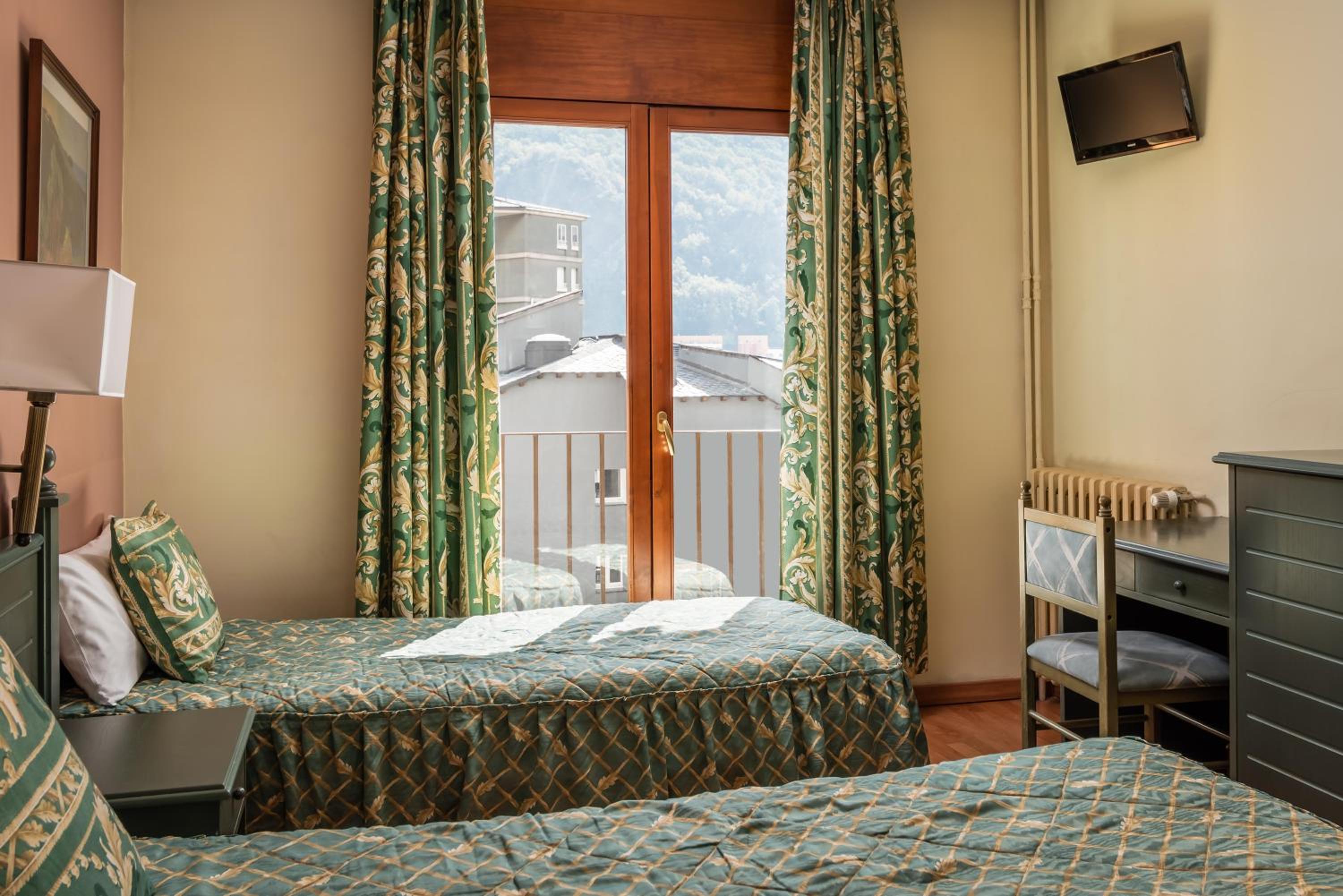 Triple Room (2 Adults + 1 Child) photo 1