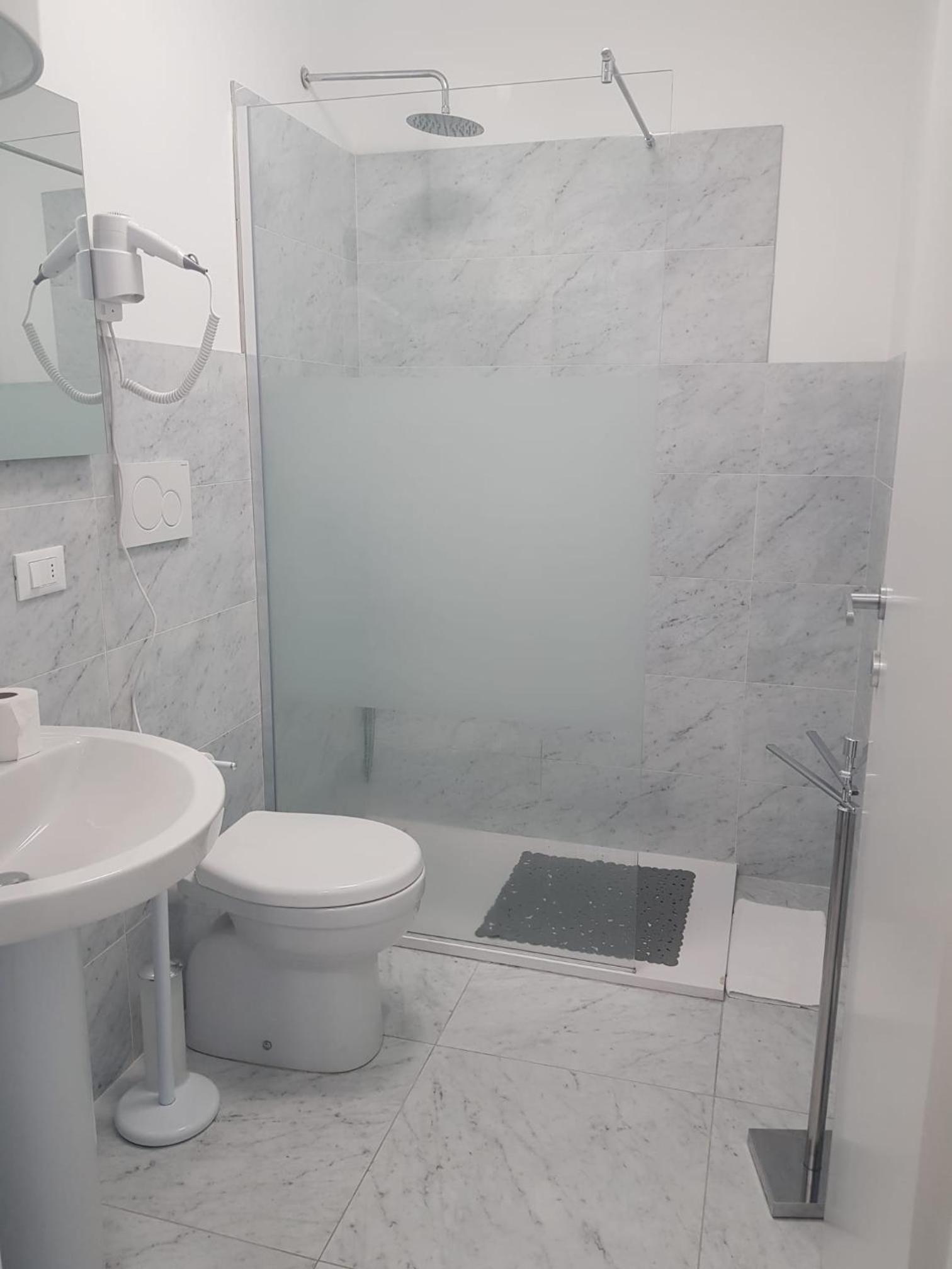 Twin Room with Private Bathroom photo 2