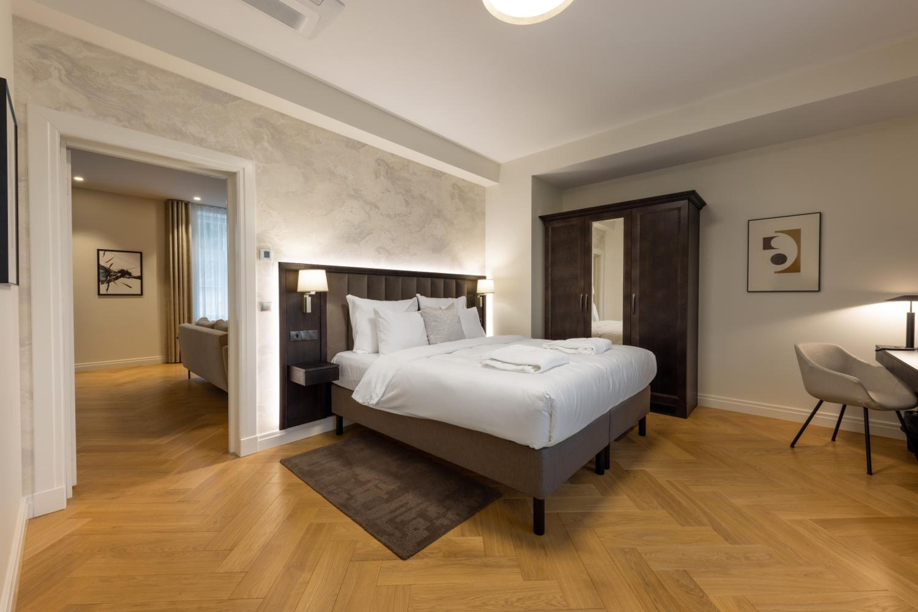 Nunne Grand Suite with Spa Access - Photo 4