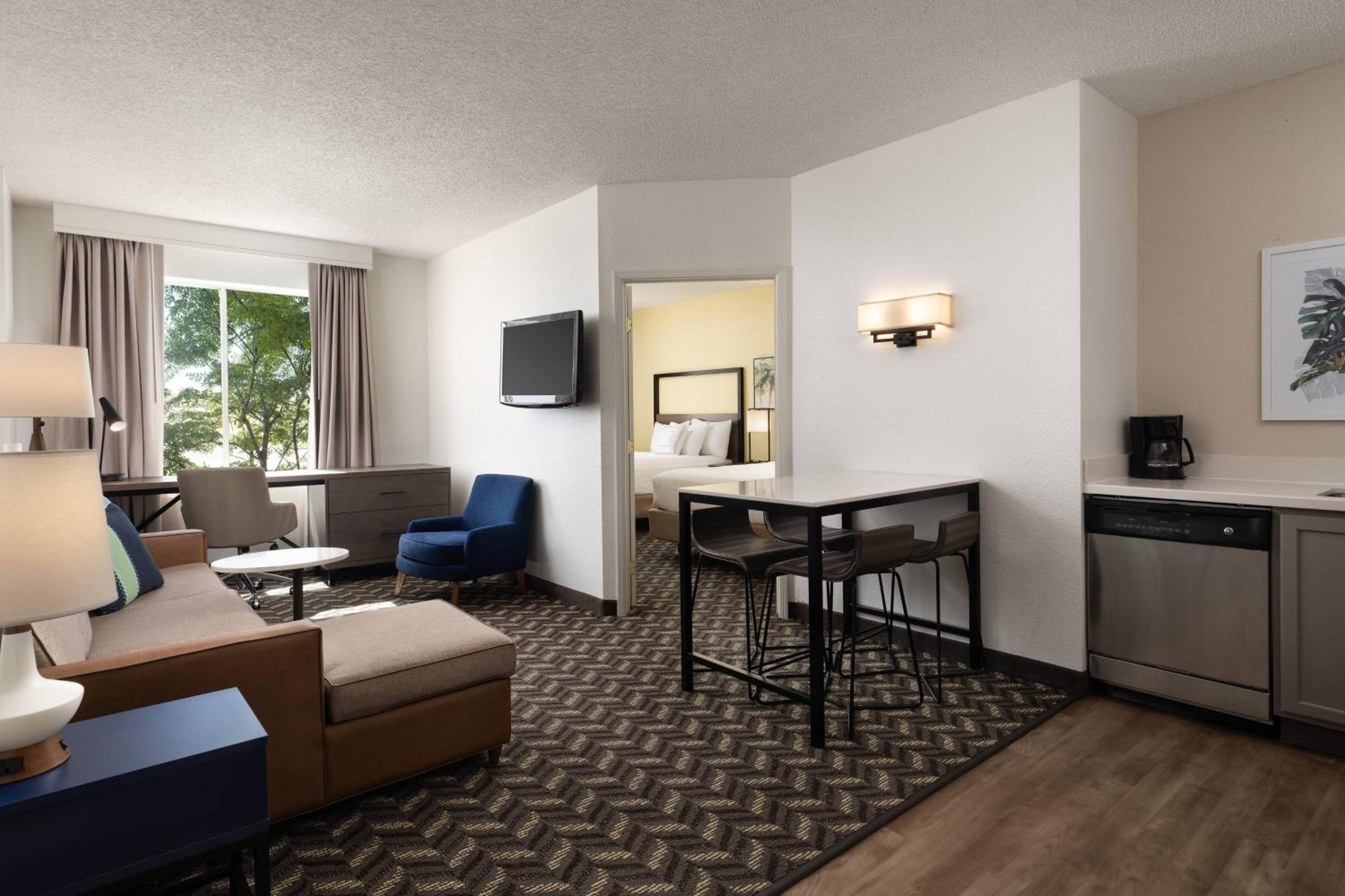 Two Bedroom Family Suite - Photo 7