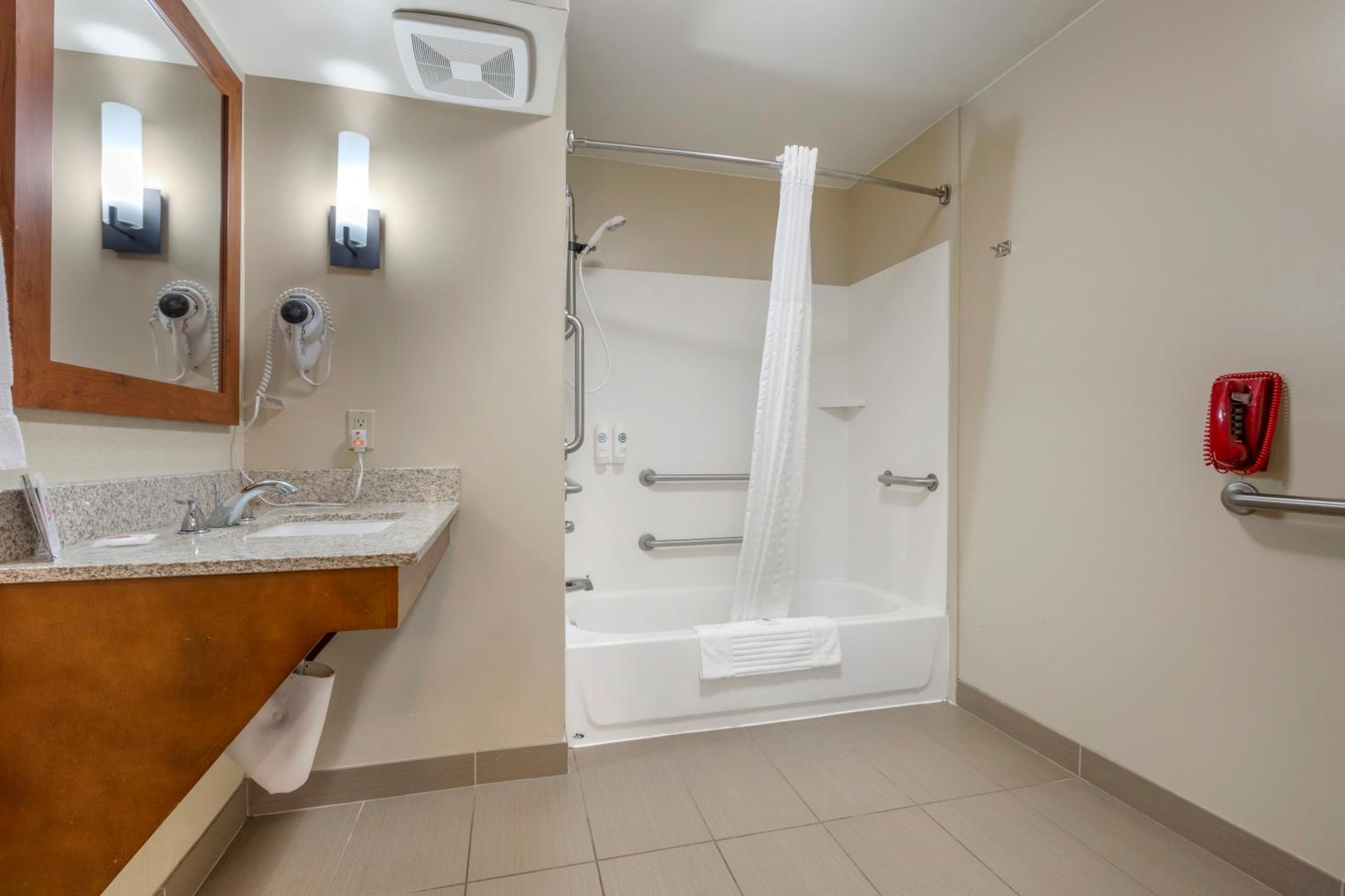 Queen Suite with Two Queen Beds - Accessible/Non-Smoking photo 3