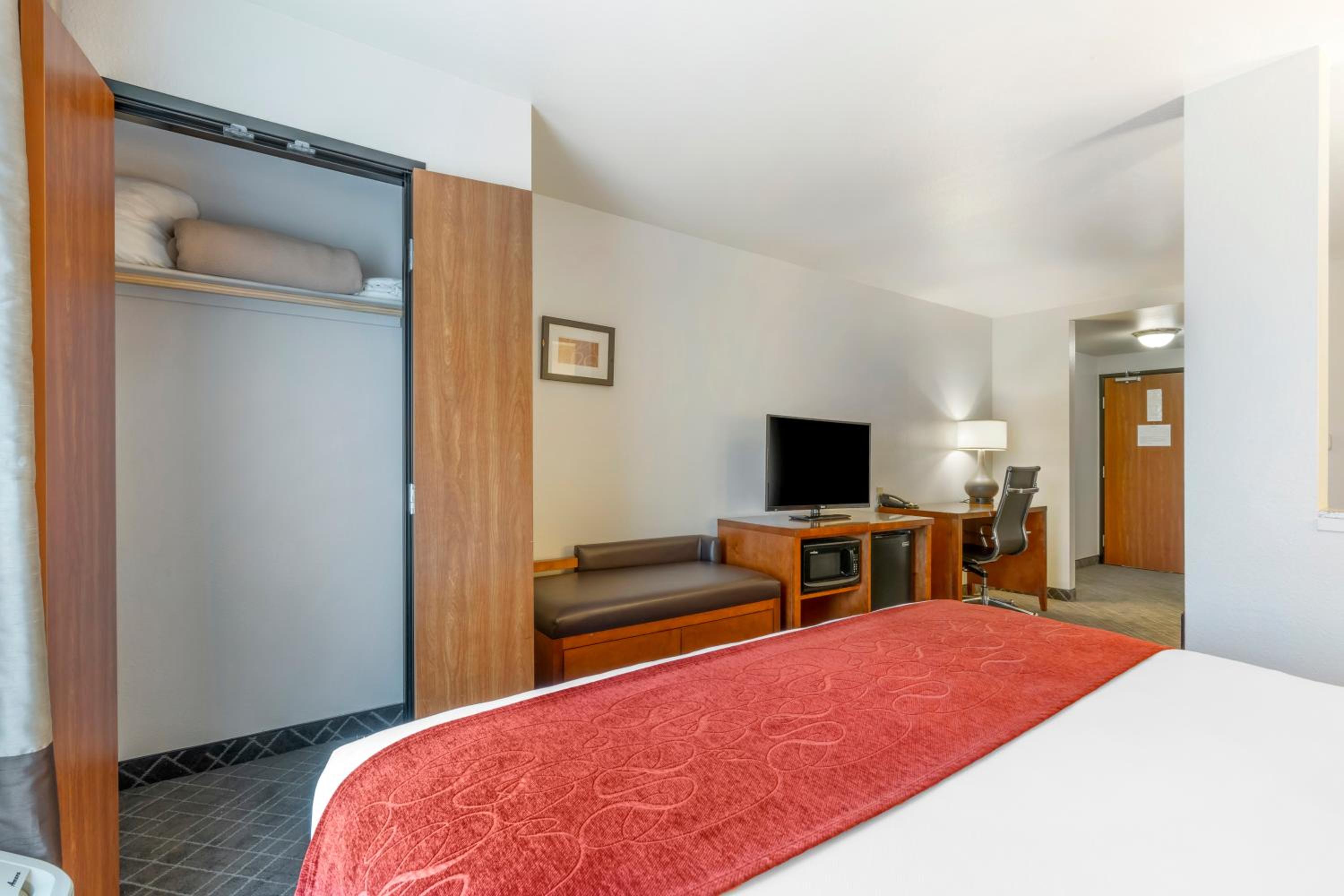 King Suite with Sofa Bed - Non-Smoking photo 3
