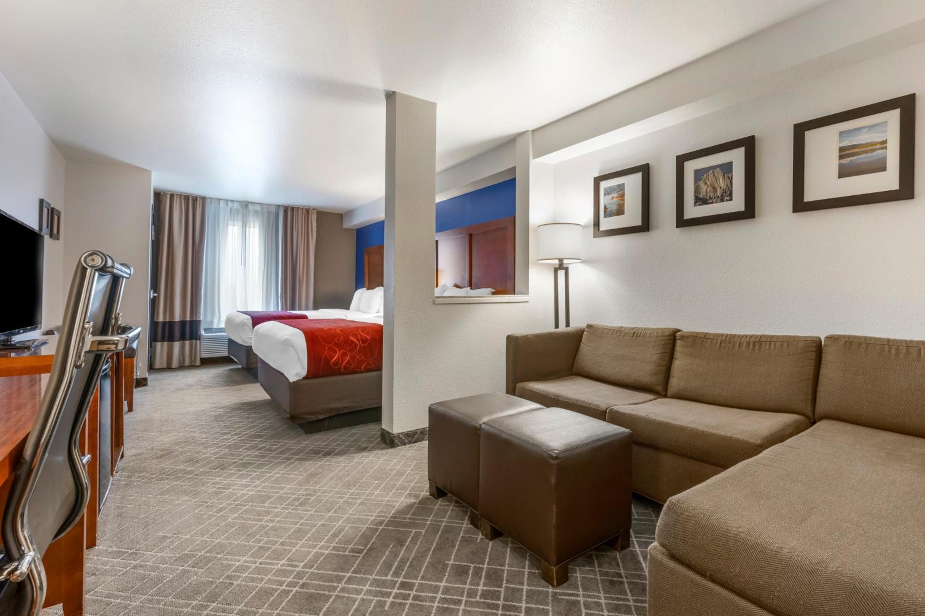 Queen Suite with Sofa Bed - Non-Smoking photo 2