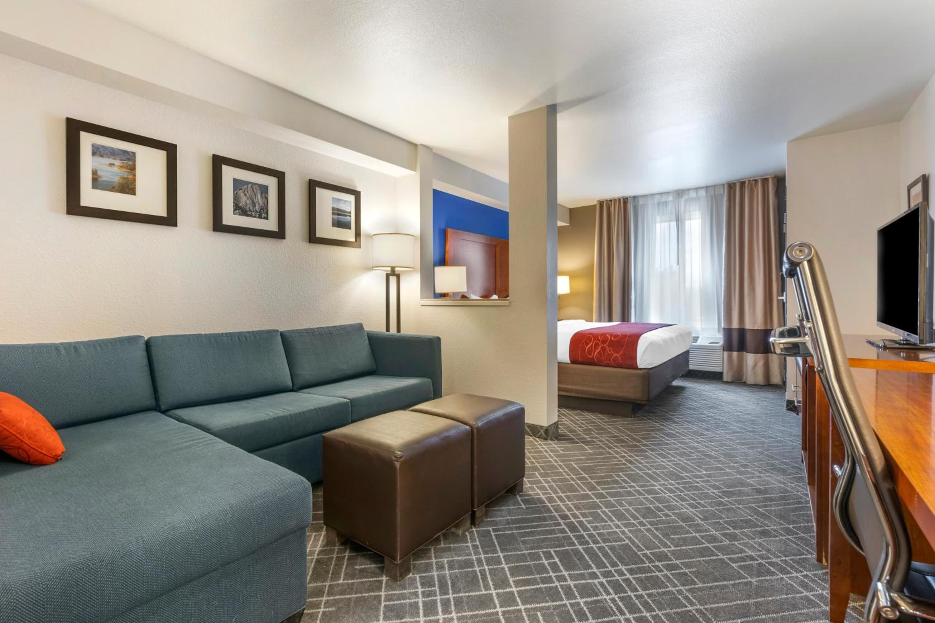 King Suite with Sofa Bed - Non-Smoking photo 2