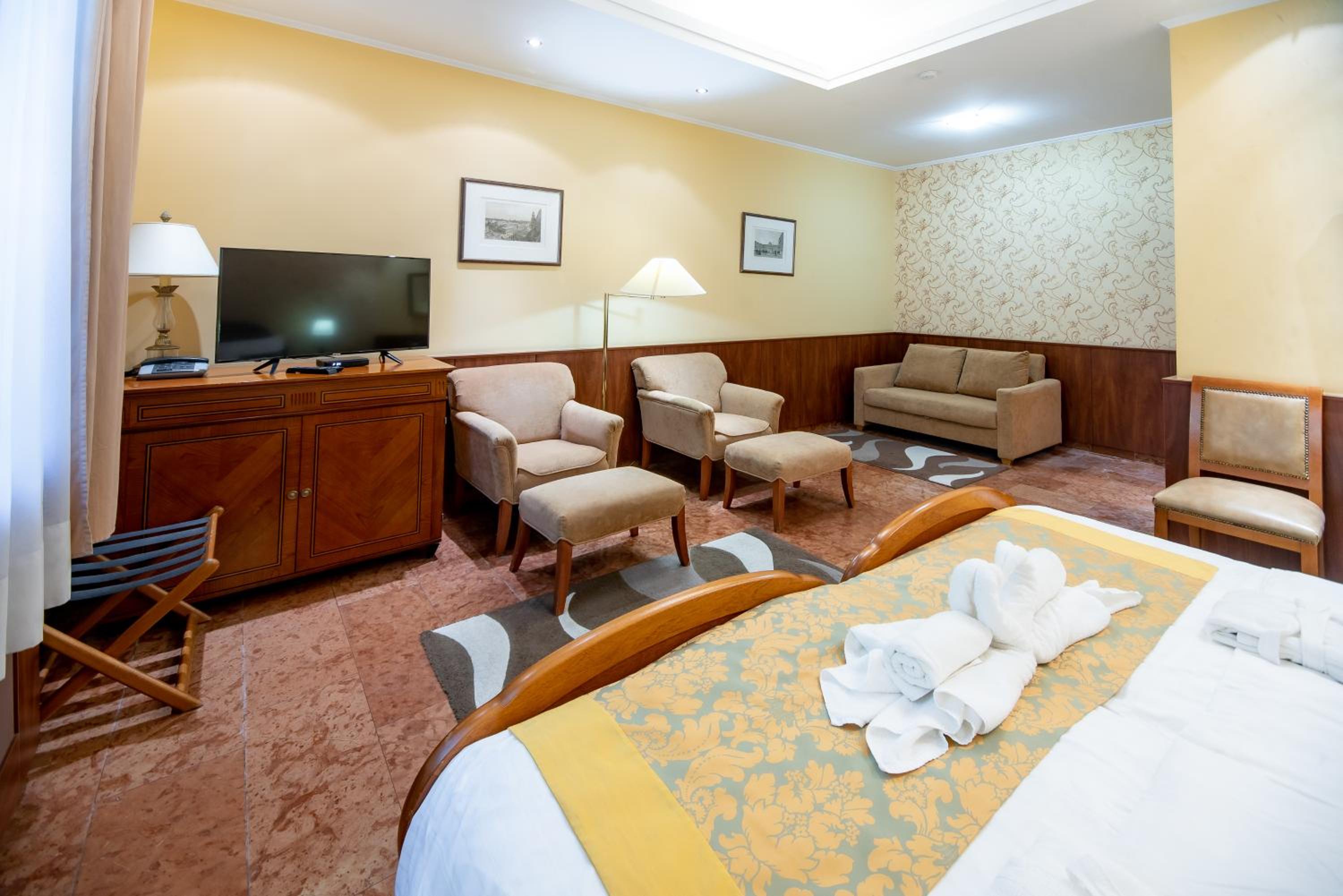 Junior One-Bedroom Suite photo 2