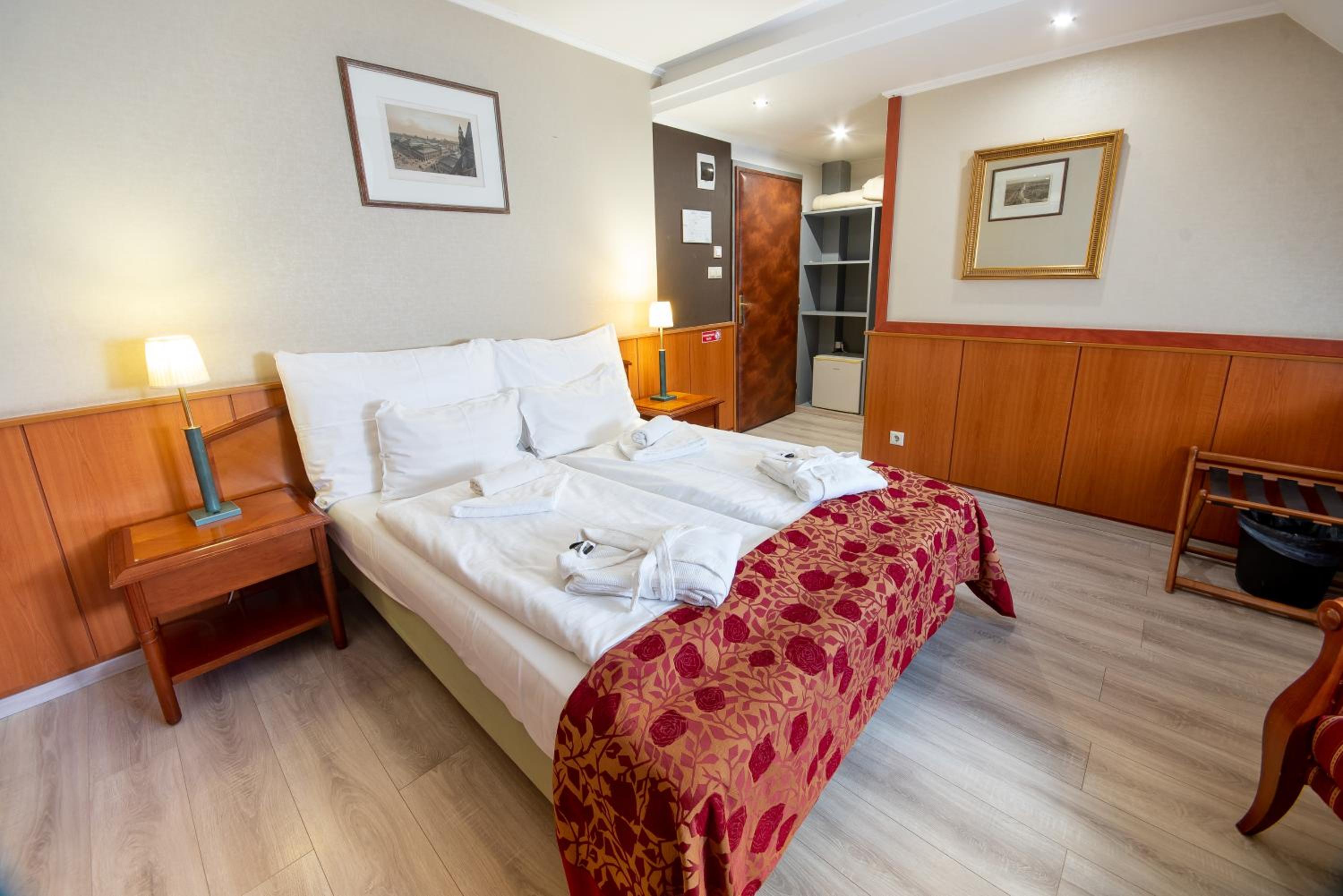 Standard Double or Twin Room photo 1
