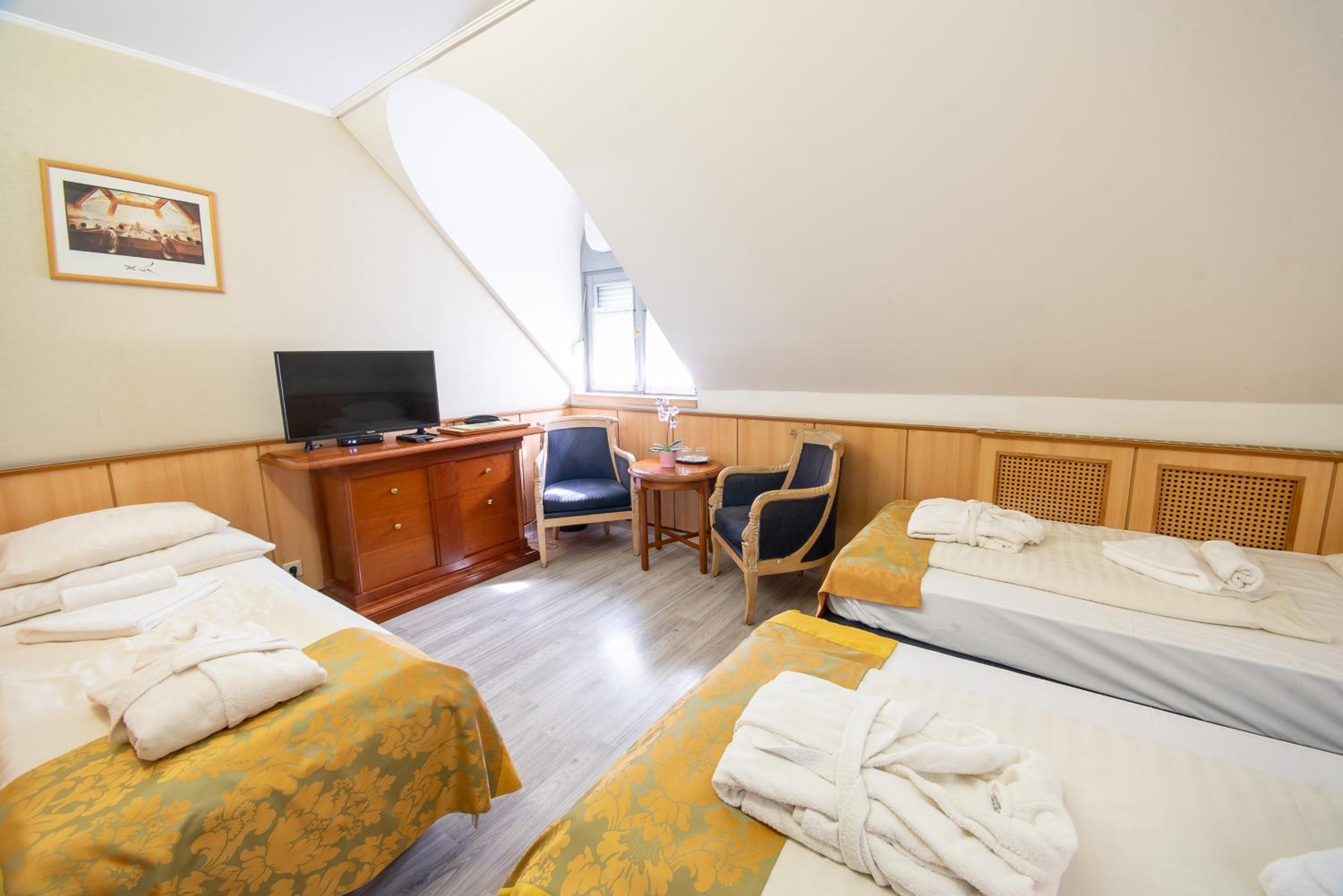 Triple Room with Bath photo 1