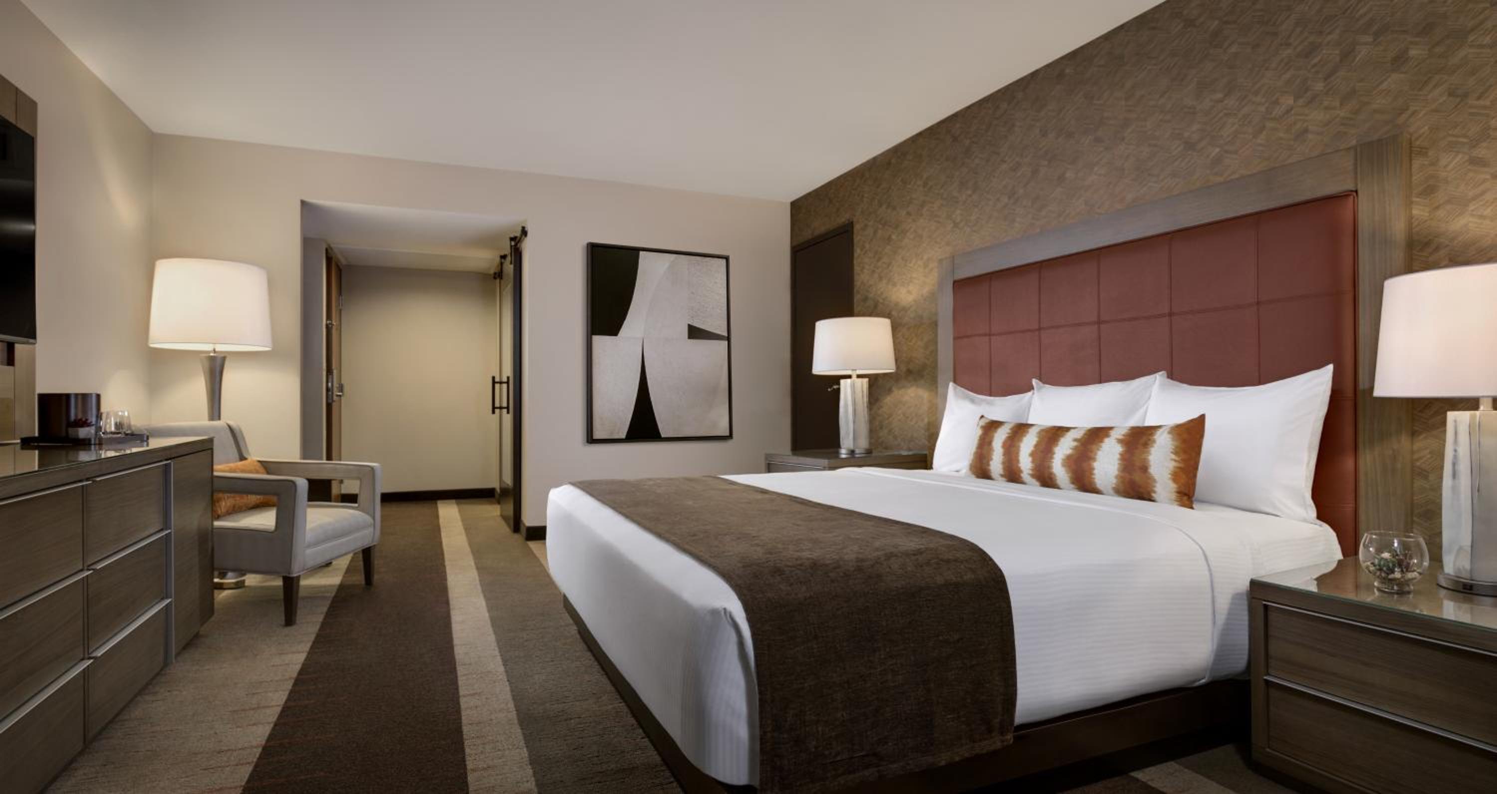 Deluxe room - 1 King Bed - Photo 2