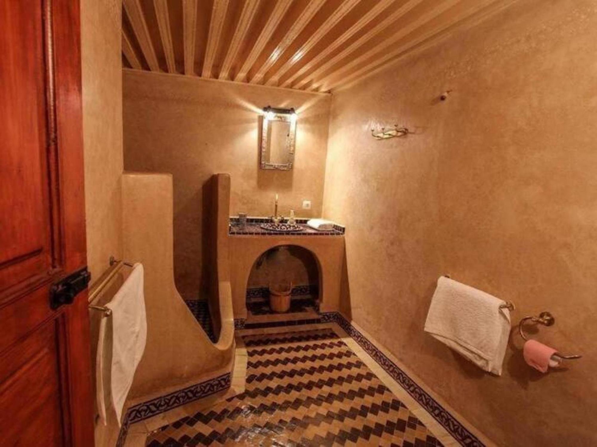 Budget Double Room - Photo 12