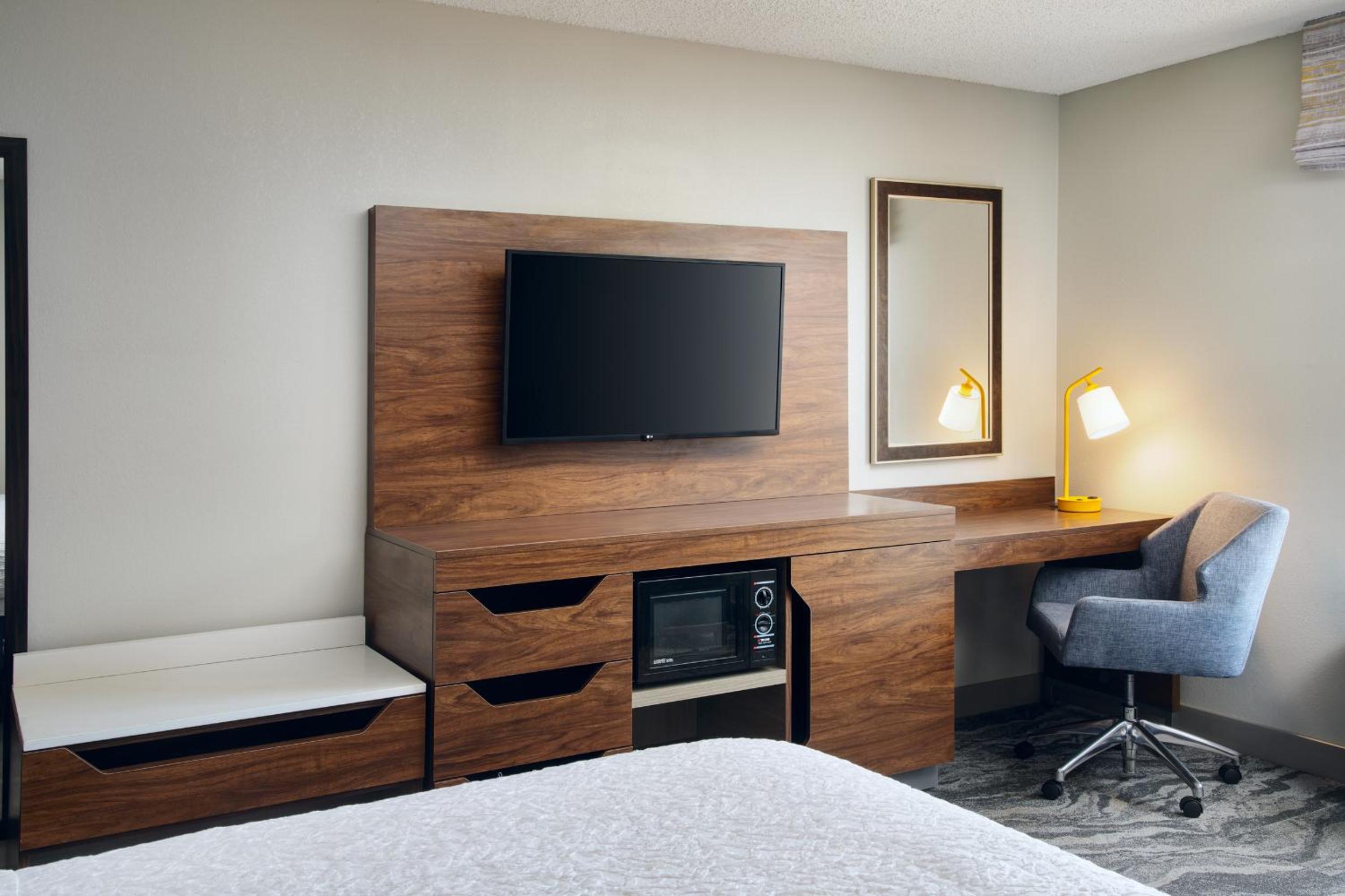 King Room with King Bed - Non-Smoking - Photo 5