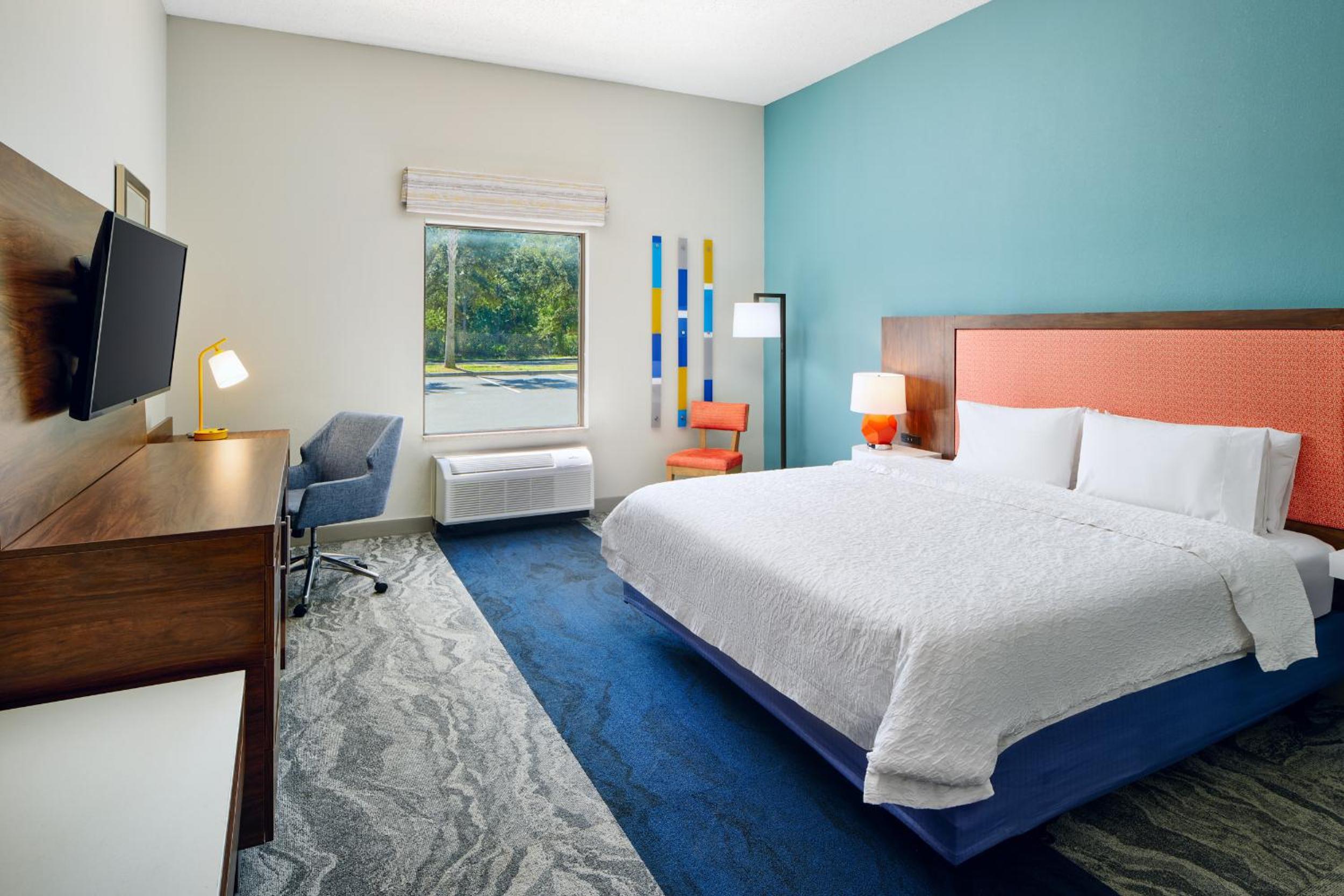King Room with King Bed - Non-Smoking - Photo 3