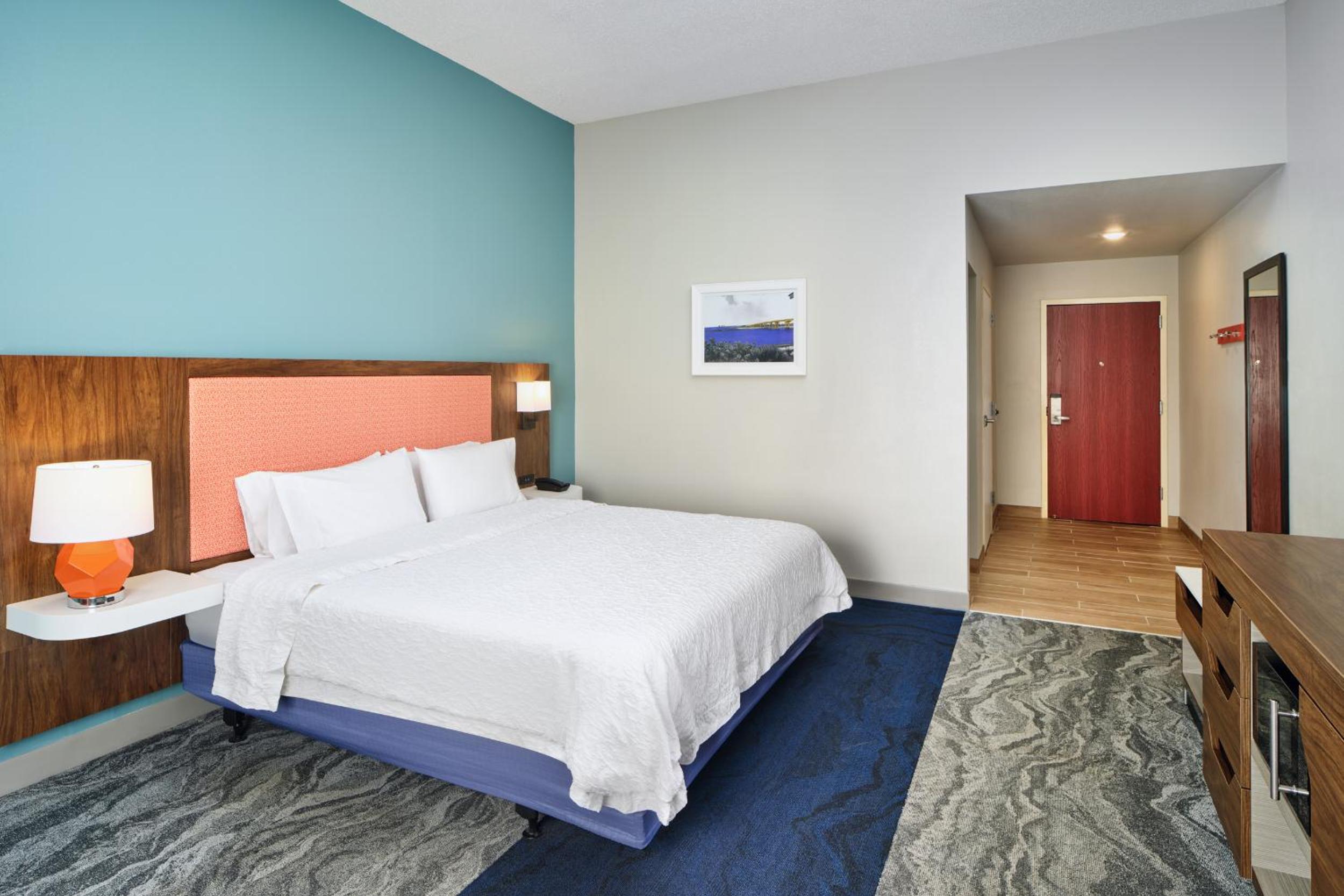King Room with King Bed - Non-Smoking - Photo 4