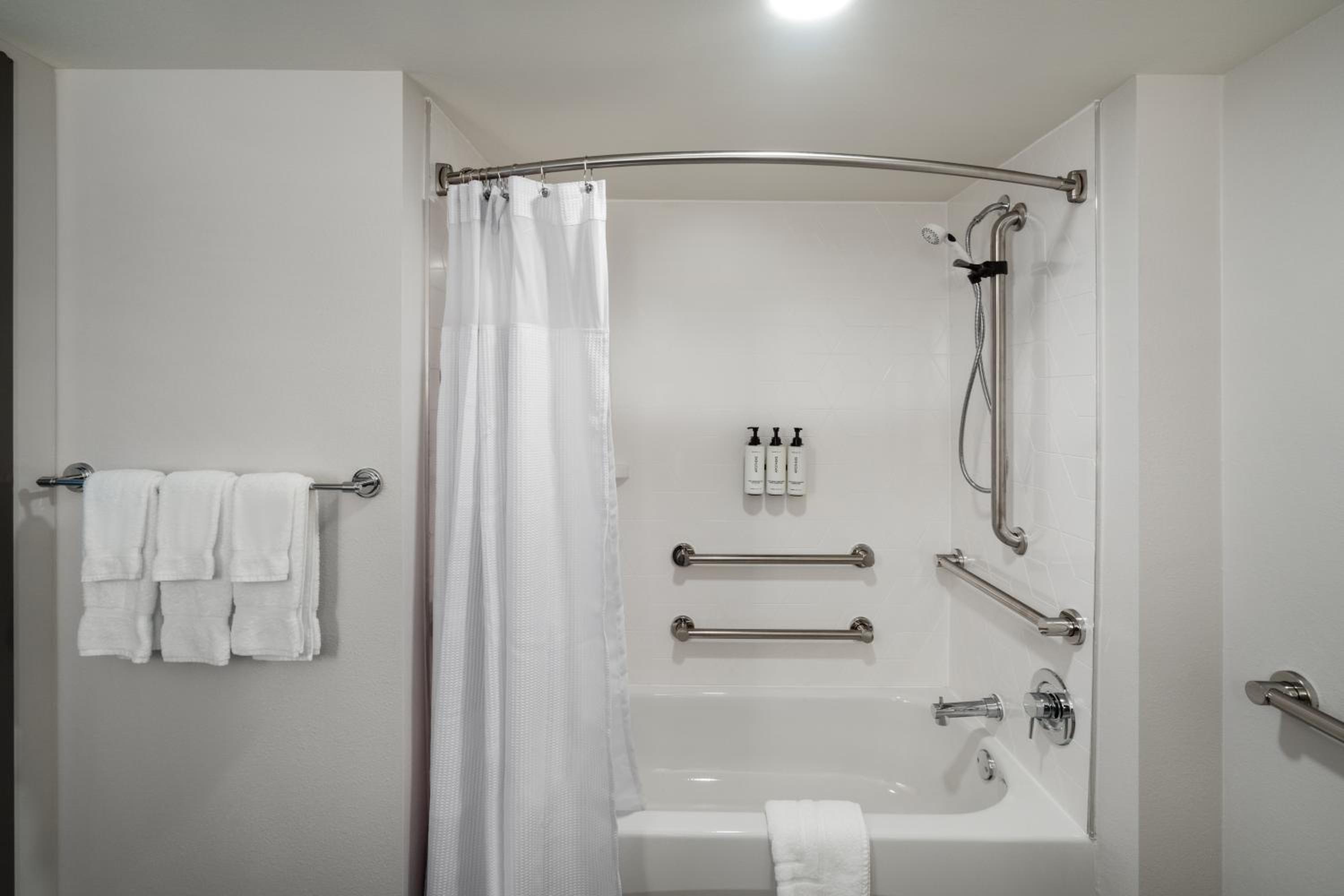 Standard King Room with Mobility Accessible Tub - Photo 6