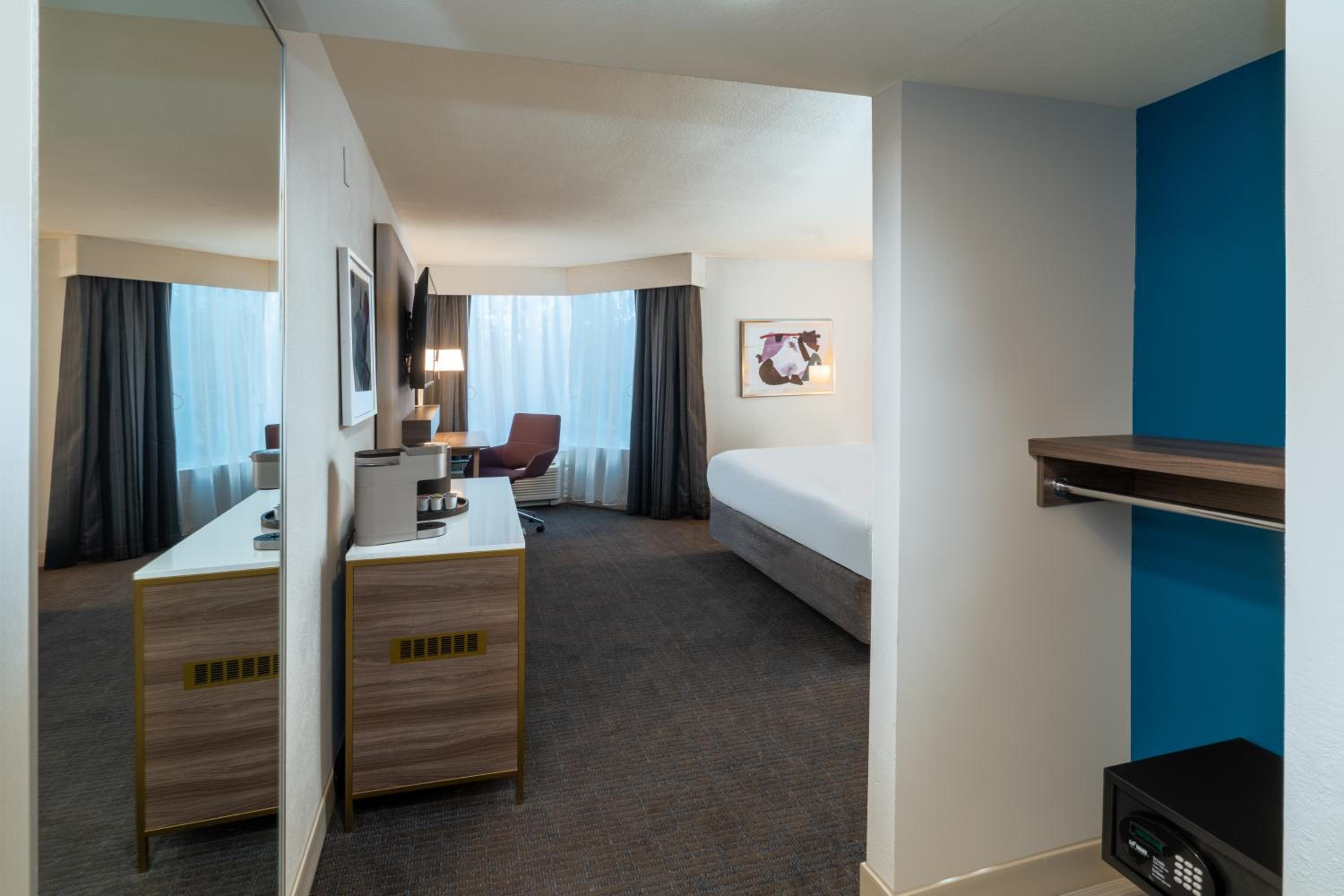 Standard King Room with Mobility Accessible Tub - Photo 3